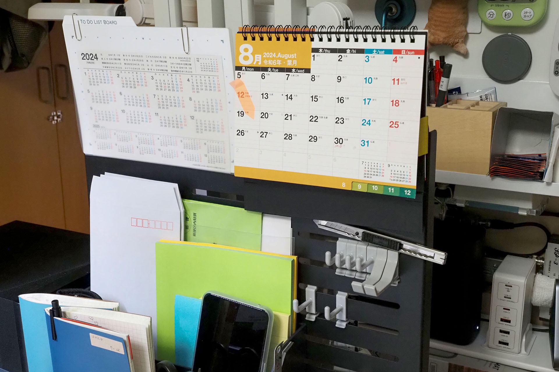 ライクイット「オーガナイザースリム」の後ろに設置したLIHIT LAB「ALTNA アレンジボード」には、カレンダーなどをマグネット吸着させている。ちょうど目の高さで、目から30cmくらいの距離なので、視線移動だけでスケジュール確認ができて快適。ちなみにカレンダーは書類を挟むダブルクリップで挟み、ダブルクリップにマグネットをテープで貼っている