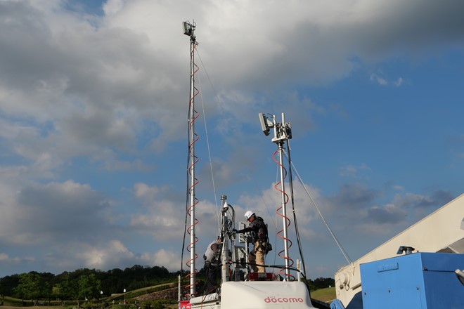 上に伸びる2本のポールに4Gアンテナ、車両の天井付近の5Gアンテナを設置