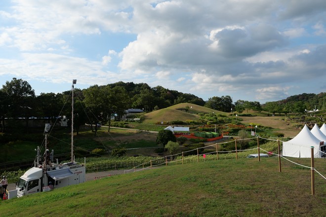 写真左奥の飲食エリアと、右端テントの物販エリアに対して、5Gで安定してキャッシュレス決済が行えるようアンテナを調整