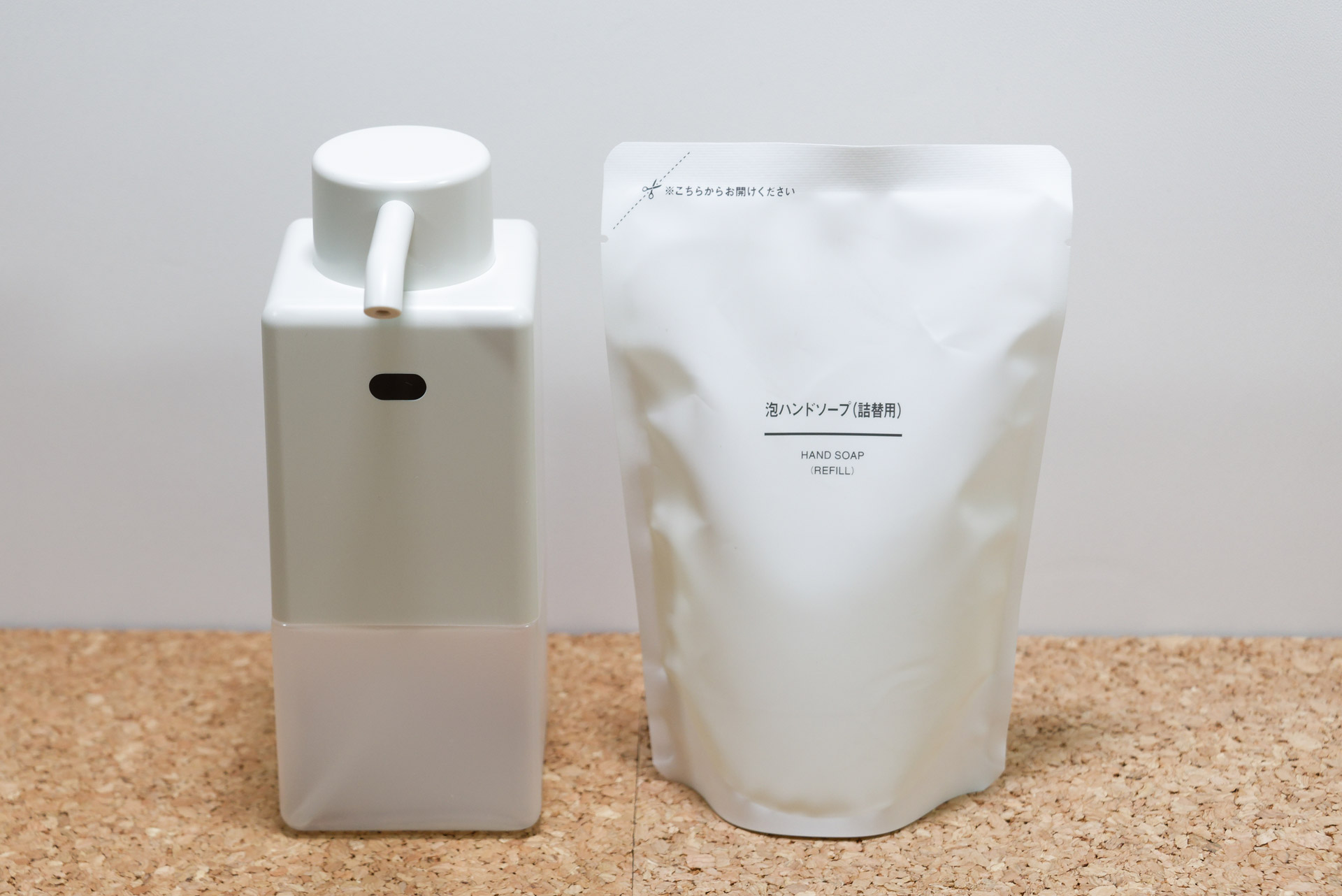 「泡ハンドソープ用オートディスペンサー」と、専用の泡ハンドソープ（230ml 290円）