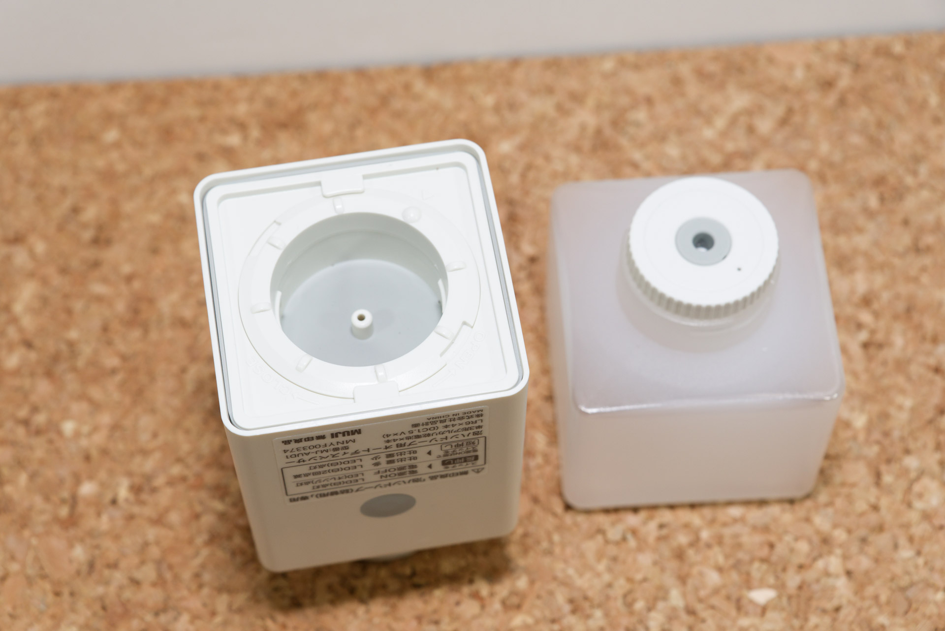 本体のタンク部分を取り外して……