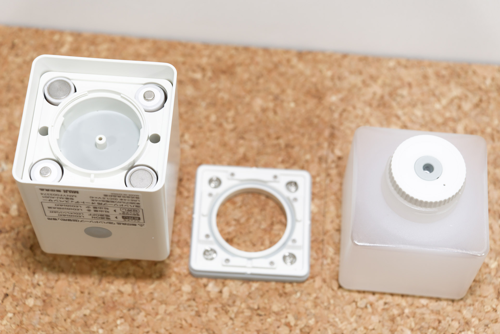 ロックリングのようなものも取り外し、単三形電池を4本セット（電池は別売）