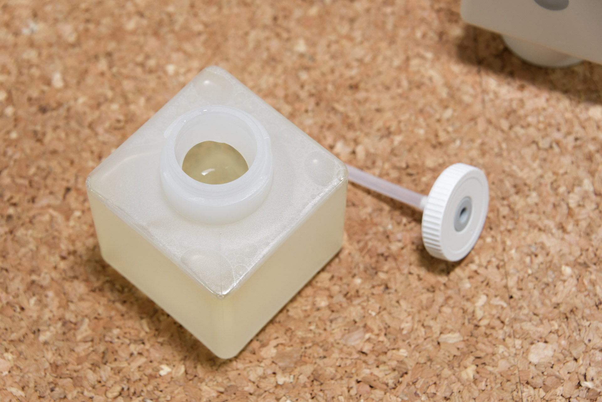 泡ハンドソープをタンクに注ぎ、元通りの形に