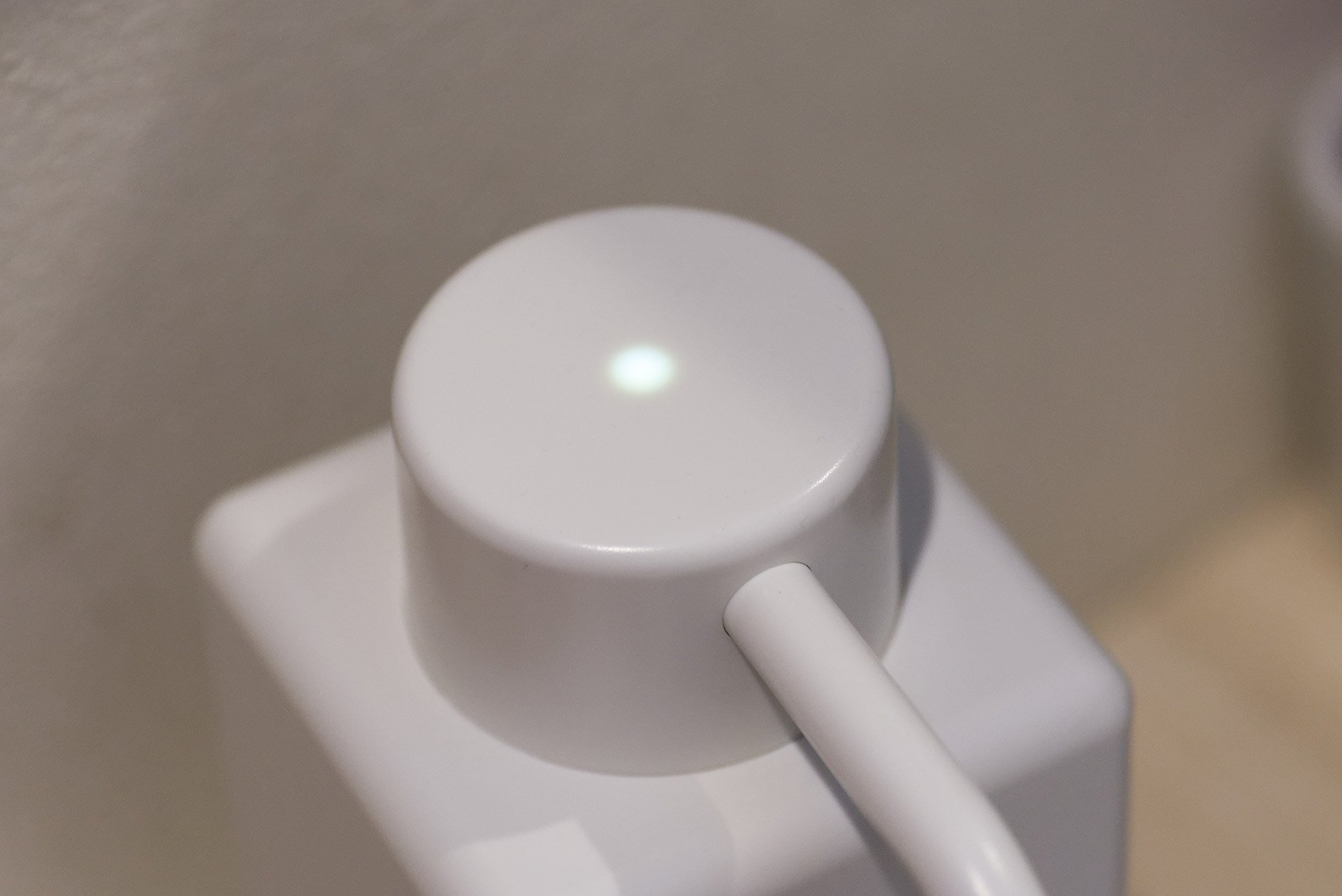 同じボタンを短く押すと吐出量の「小」と「大」を切り替えられる。どちらの設定になっているかは天面のLEDで確認可能