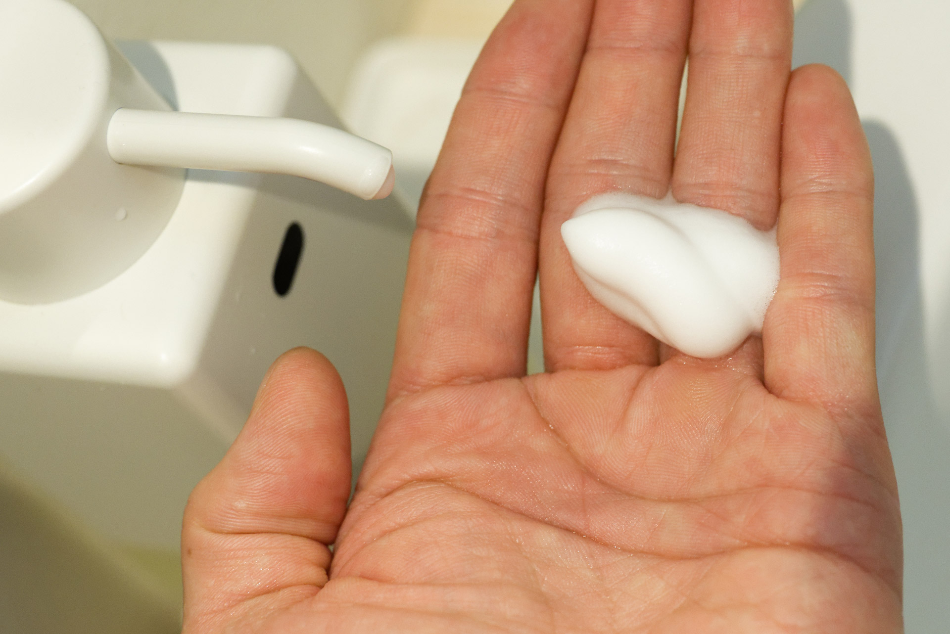 スッと手を近づけるだけで泡ハンドソープが出てくる。これは「小」の量