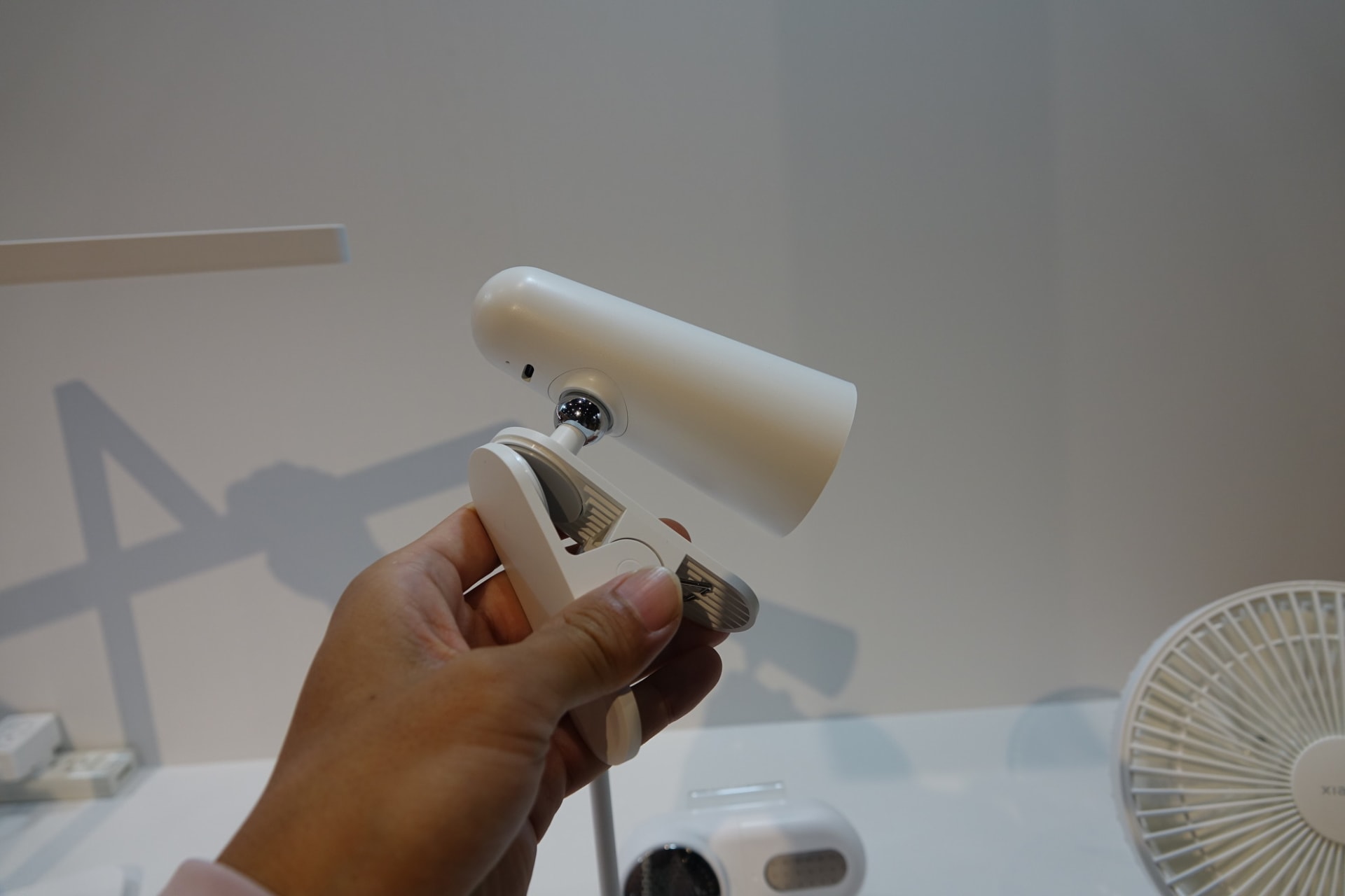 付属のアタッチメントのクリップで家具などに付けて使用できる