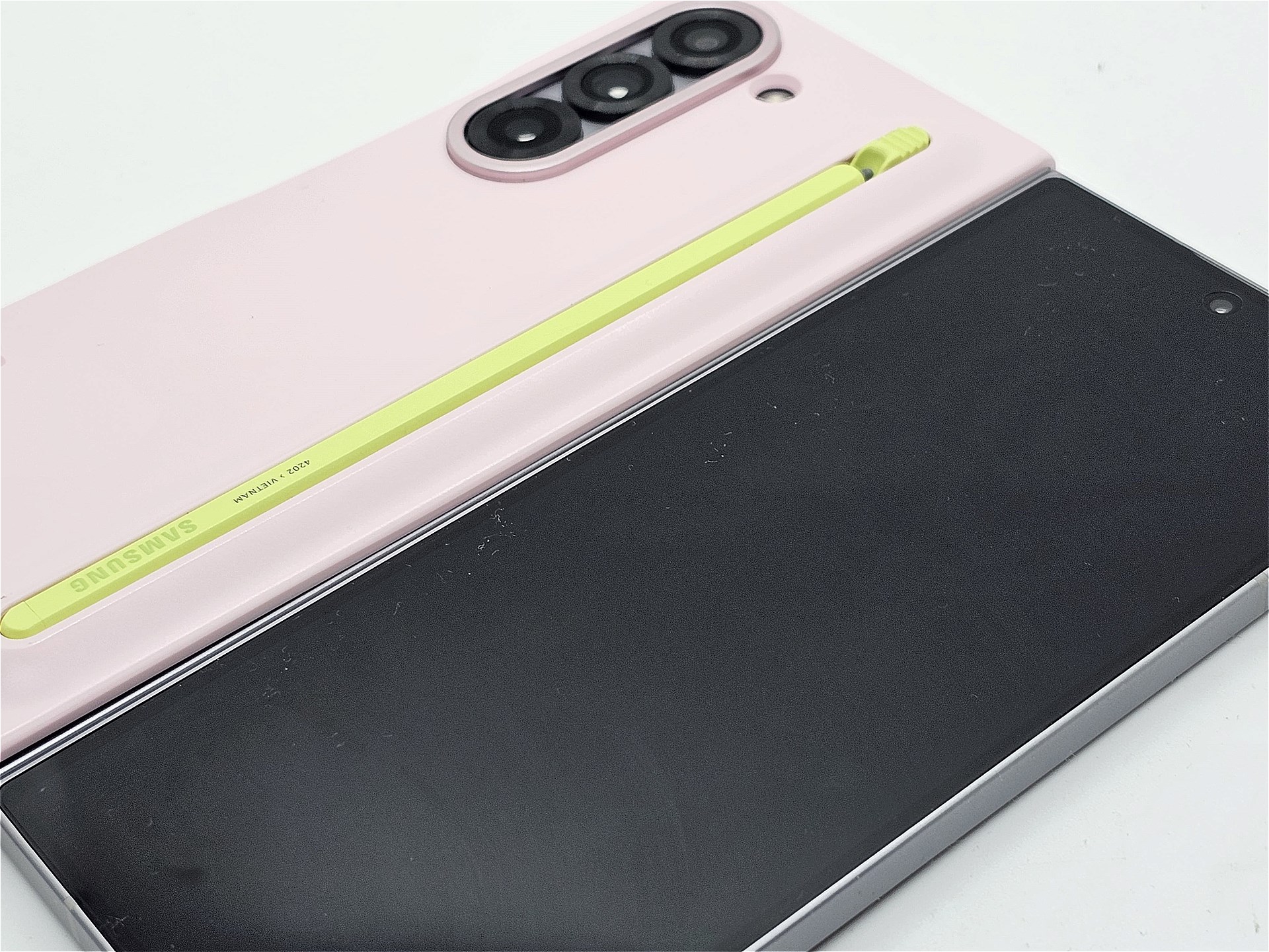 カバーディスプレイは保護フィルムのみで運用することに