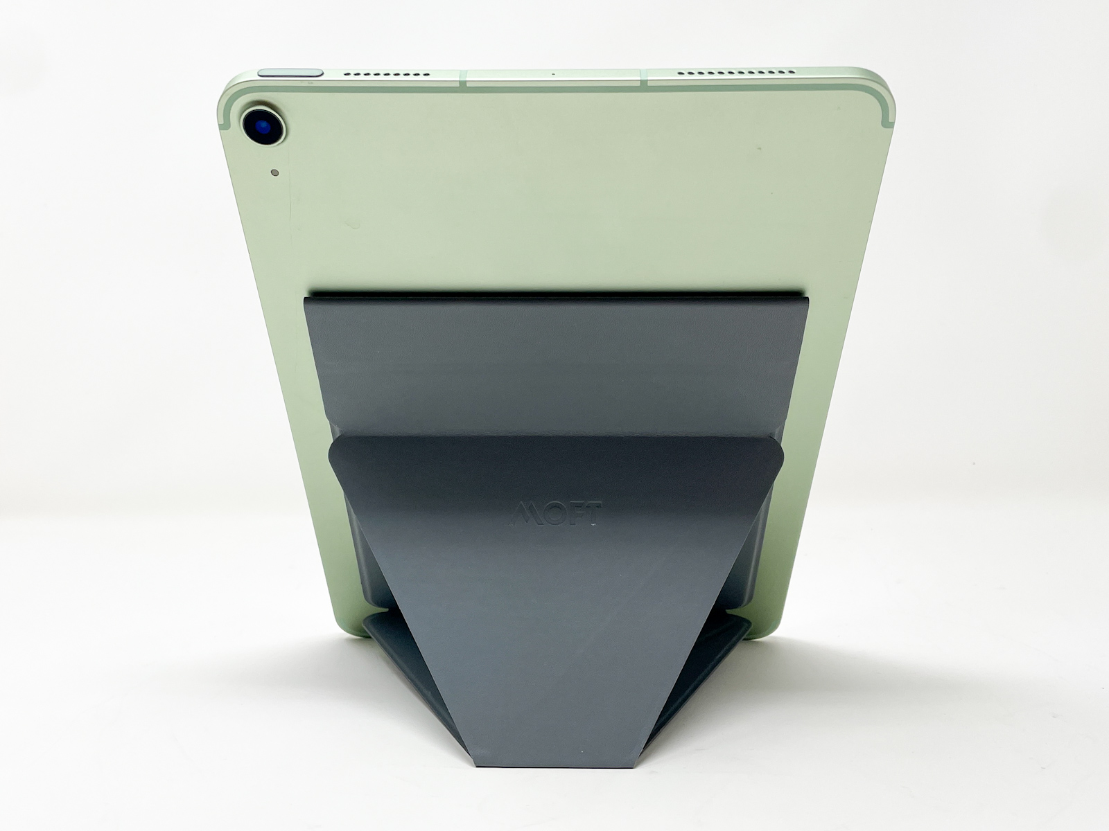 スタンド部を取り付ければ、従来のMOFTスタンドと変わない感覚で使用できます。