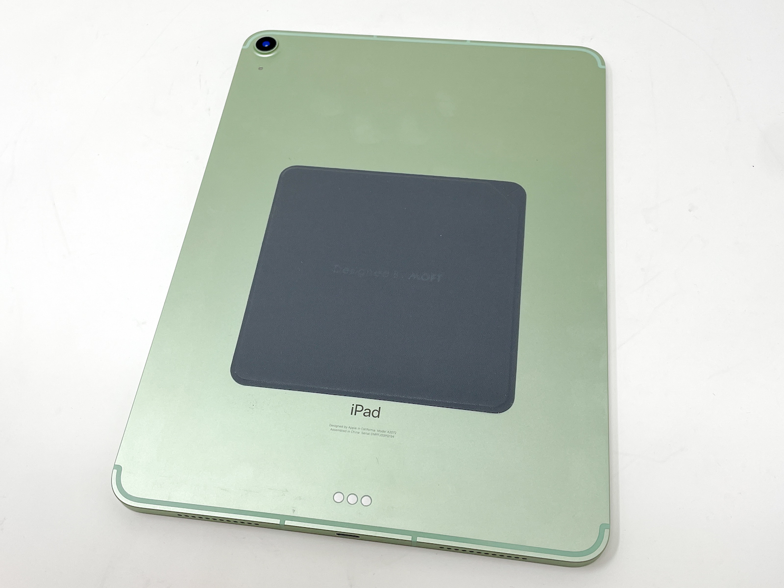 まず機器の裏面にマグシールを貼り付け。スタンド部がカメラと干渉しないように若干下目に貼り付けます。Appleロゴが隠れてしまうのはちょっと淋しい。