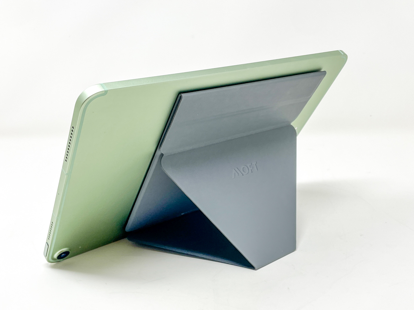 マグネットで貼り付けるので、タテヨコのアングルを自由に切り替えられるのも便利。