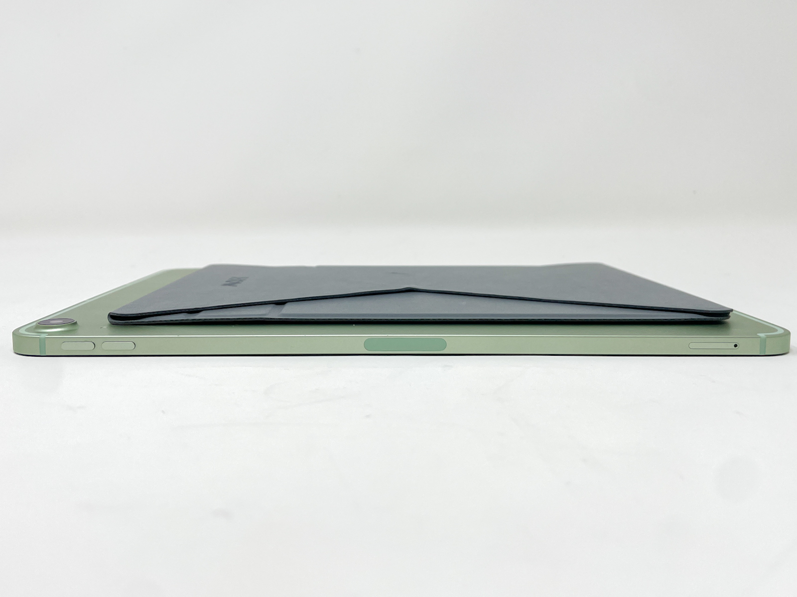 マグシール＋スタンド部の厚みになりますが、マグシールが極薄なこともあって厚みはほとんど気になりません。