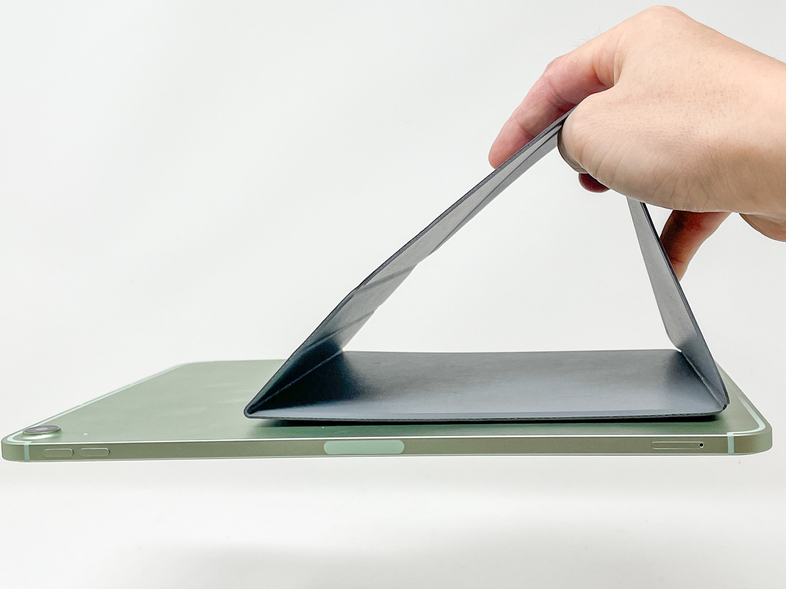 マグネットは割と強力で、スタンド部だけを持って持ち上げても外れません。