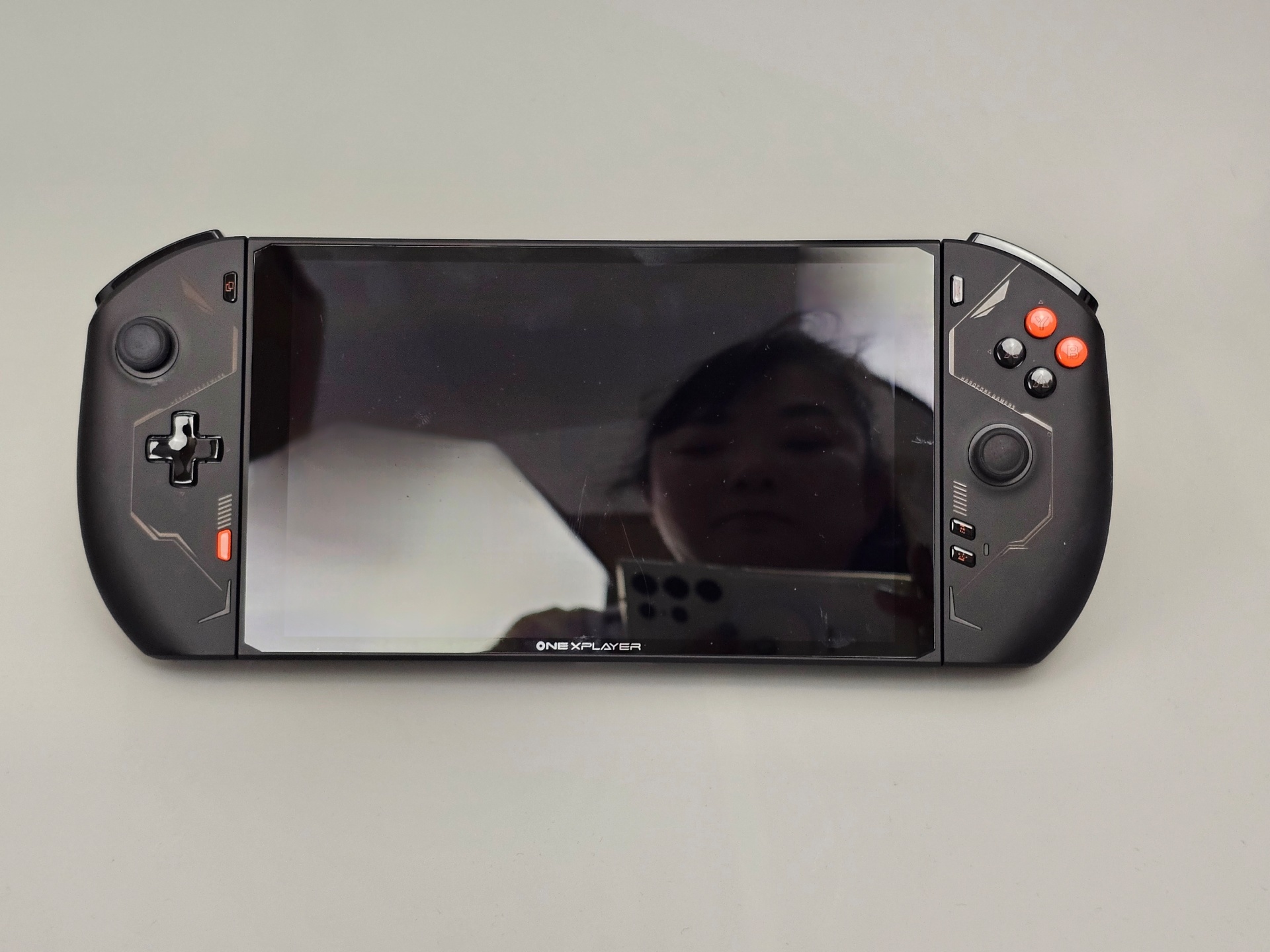 こちらは顔ではなく照明の映り込みが多少軽減された