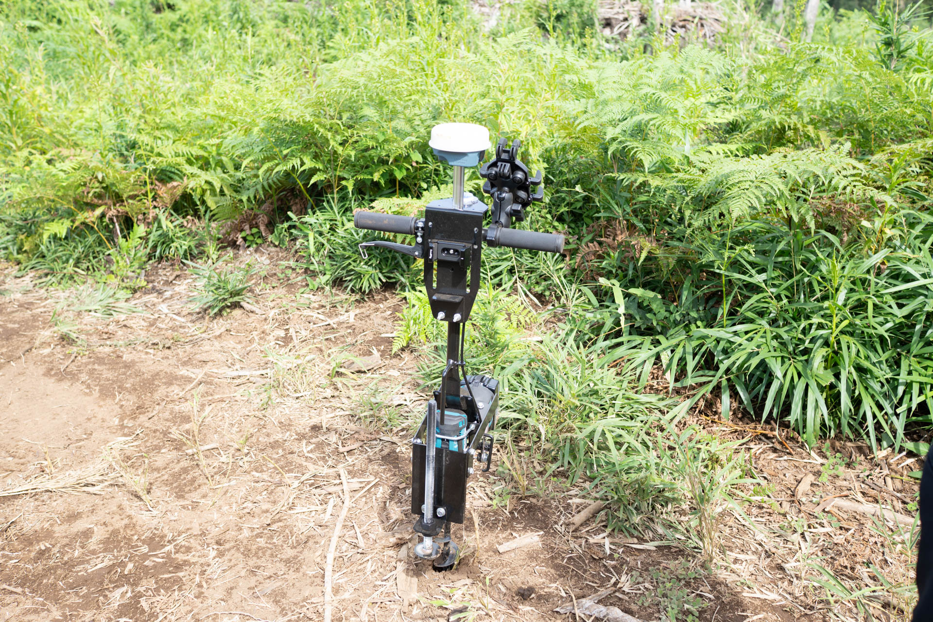 穴掘り機にGPSユニットを取り付け、植樹と座標記録を同時にできるようにしている。マキタのインパクトドライバを流用している
