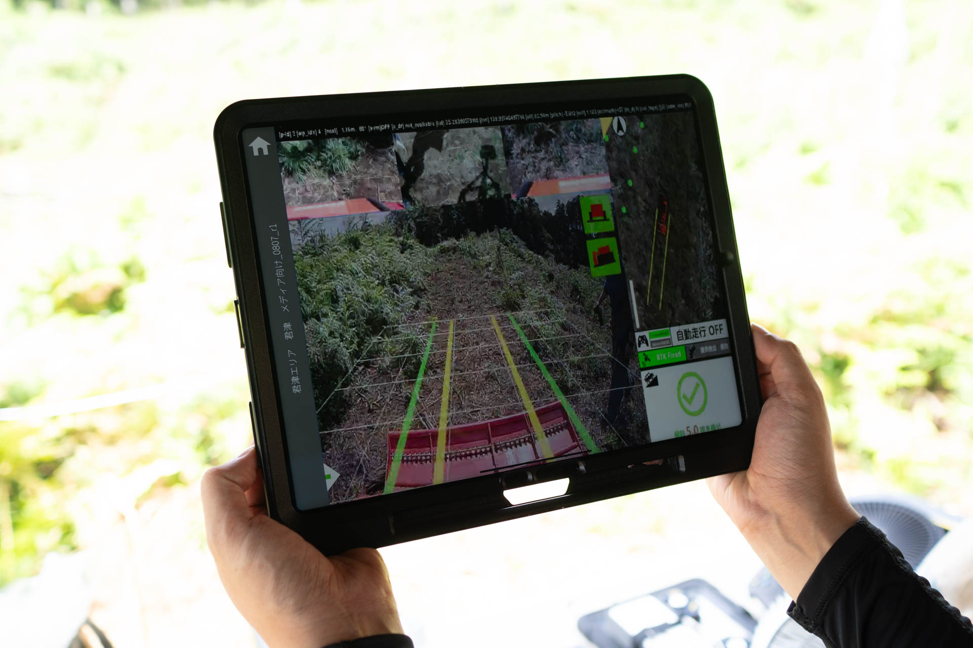 オペレータのiPad。これとは別にBluetoothでゲームコントローラがつながっていて、そちらで手動操縦もできる