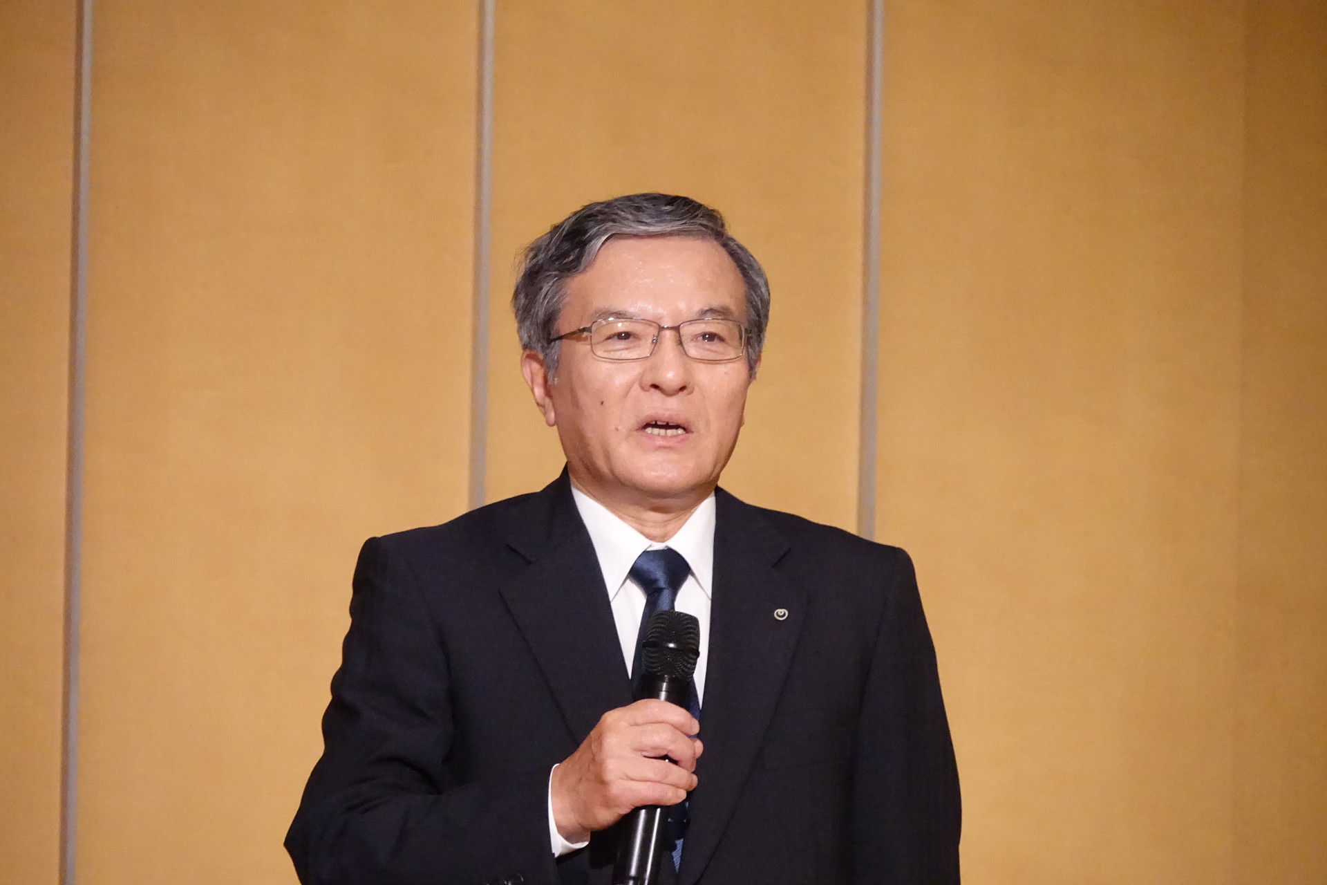 左から中華電信 郭水義会長、NTT島田社長、同 川添副社長