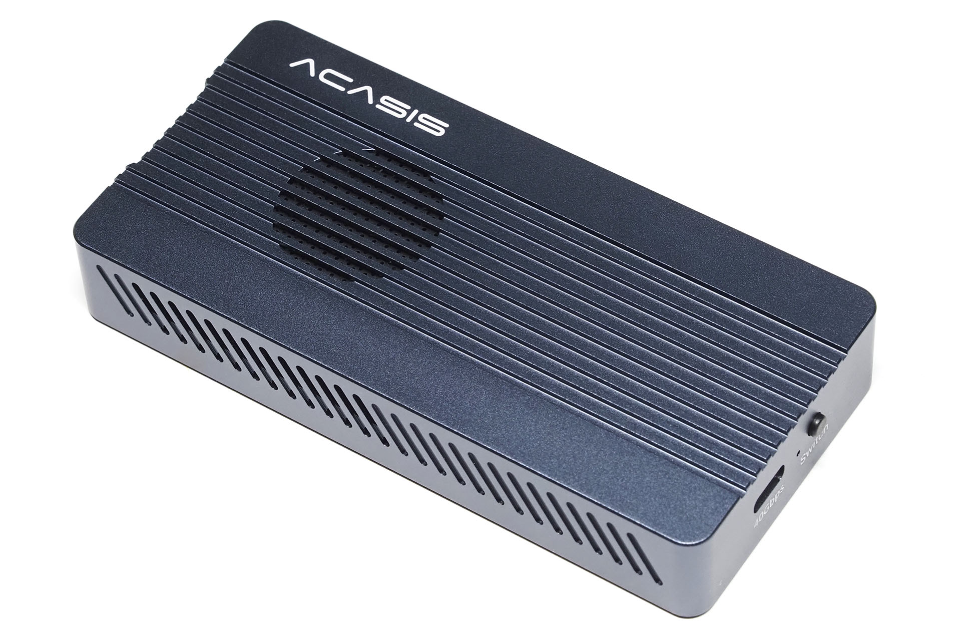 ACASISの<a href="https://www.acasis.com/collections/acasis-ssd-enclosure/products/acasis-usb4-0-m-2-nvme-ssd-enclosure-40gbps-data-transfer-compatible-with-thunderbolt-3-4-usb3-2-3-1-3-0-2-0-type-c-tbu405?variant=43062771515621" class="strong bn" target="_blank">「40Gbps ツールフリー M.2 NVMe Thunderbolt 3/4 USB 4 SSD エンクロージャ（TBU405ProM1/ファン内蔵）」</a>という、NVMe M.2 SSD用ケース。コントローラーチップJHL7440が使われているThunderbolt 3対応ケースだ。これに市販のNVMe M.2 SSDを入れて使用中。<a href="https://www.amazon.co.jp/dp/B0CH371HS6" class="strong bn" target="_blank">Amazon</a>で1万5000円前後で売られている。