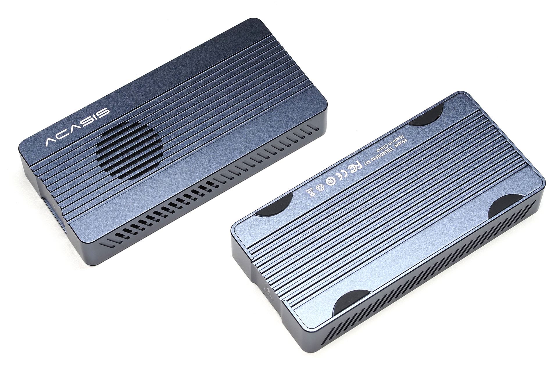 メーカーロゴがある面が上面。裏面には滑り止めゴム脚があるが、机面との隙間が0.5mm程度なので、底面はちょっと熱をもつ。