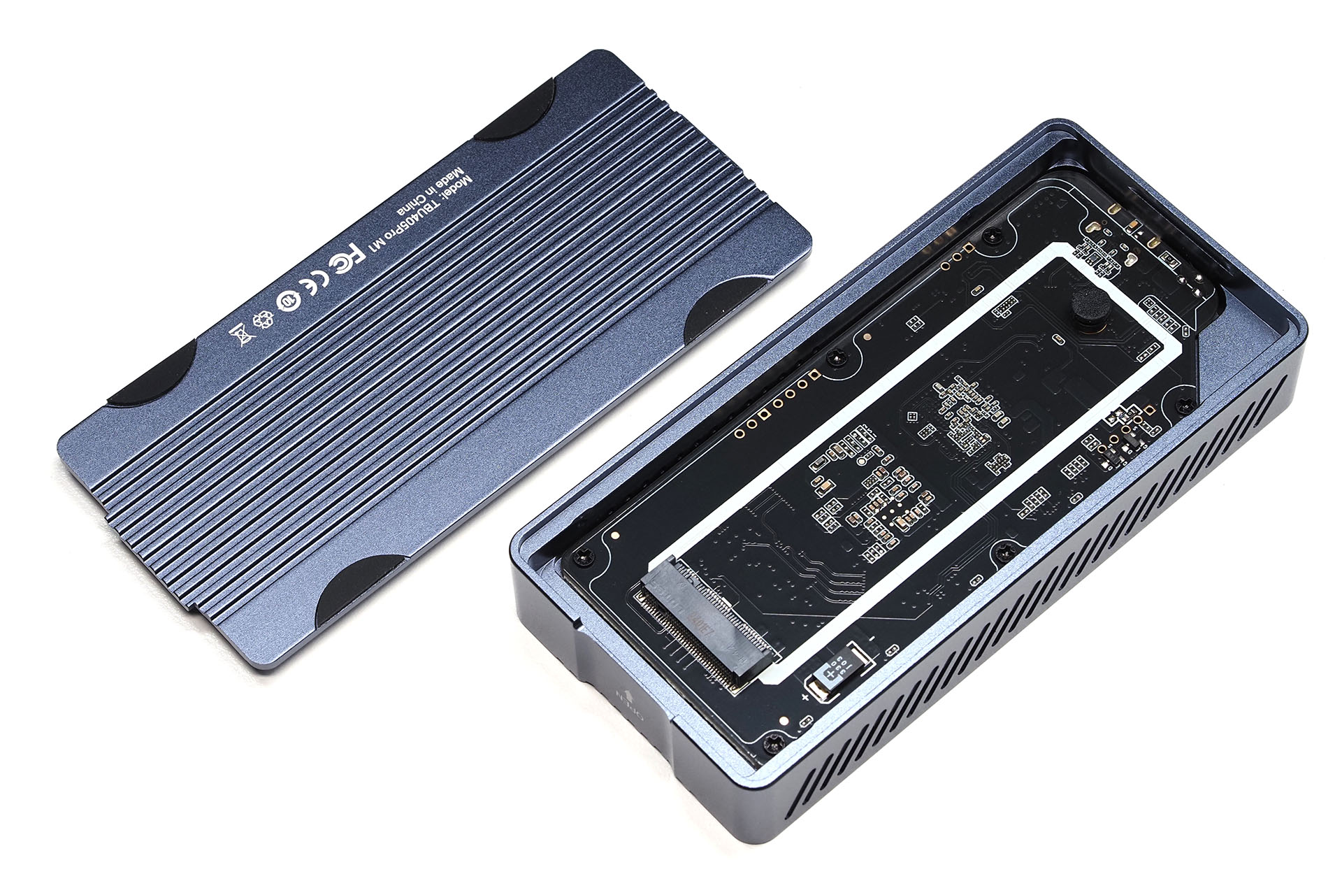 SSDを工具ナシでインストールできるタイプのエンクロージャーだ。付属の熱伝導シート2枚をSSDに貼ると、SSDとエンクロージャー底部が接触するカタチになり、より放熱効果が高くなる気がする。2280サイズのSSDに対応するが、それより短いサイズのSSDを固定するための樹脂パーツが付属していた。