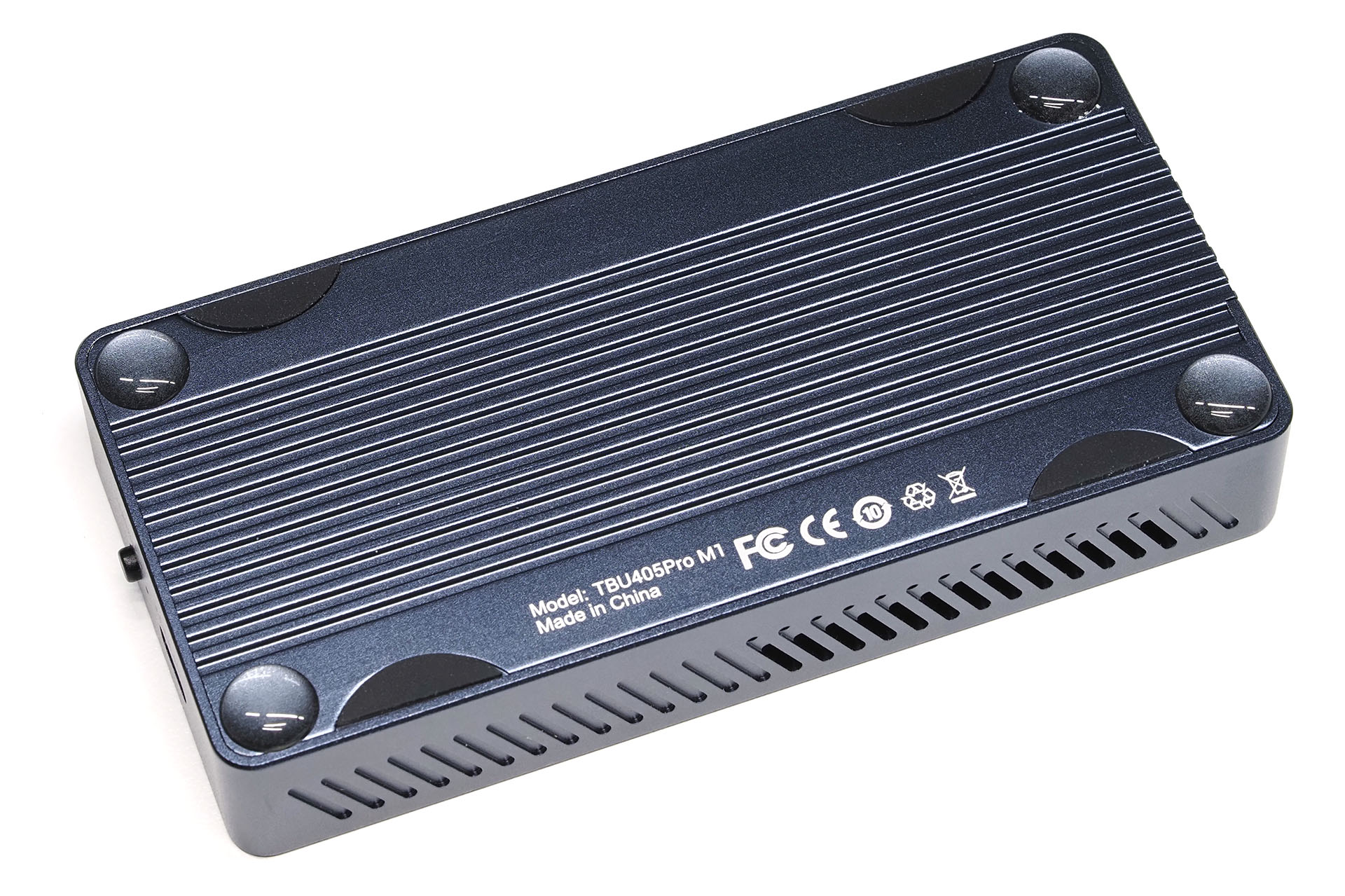 底面にこんなふうな滑り止め脚を貼り、机面と底面の間の隙間を大きくしたら、エンクロージャー底面の温度が（体感できるくらい）下がった。