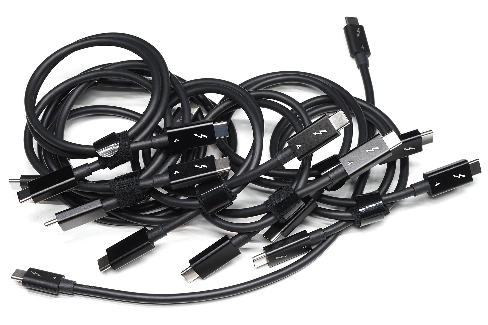 Thunderbolt 4ケーブルが、こんなにたくさん！　まだほかにもあるョ！