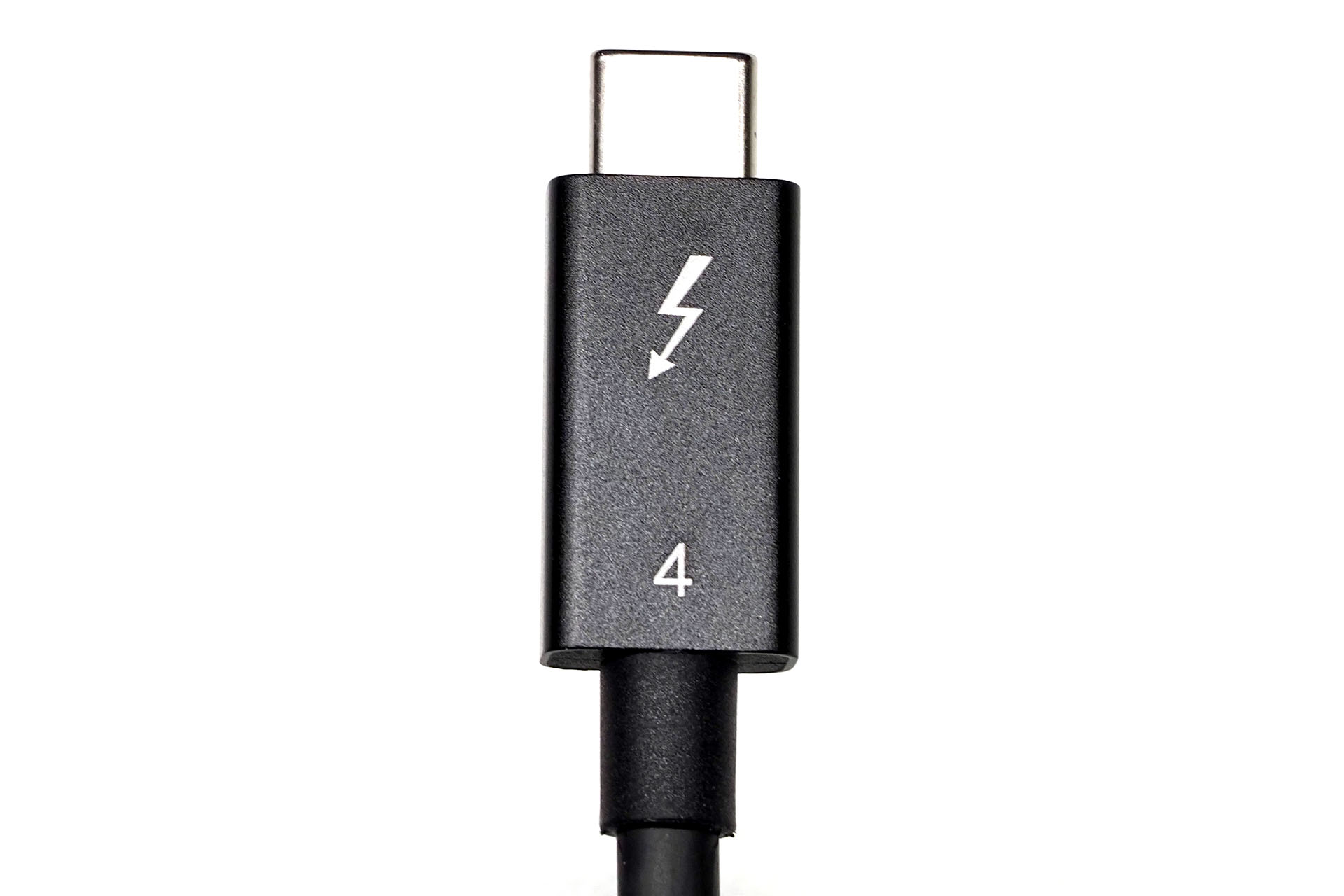 Thunderbolt 4ケーブルにプリントされている稲妻マークと「4」。Thunderbolt 4は、Thunderbolt規格の最上位互換規格でありつつUSB-C規格に対しても最上位規格となるので、（現在のところは）なーんにも考えずに「USB-Cポートに挿すのはこのケーブル」って感じで使えるのだ。