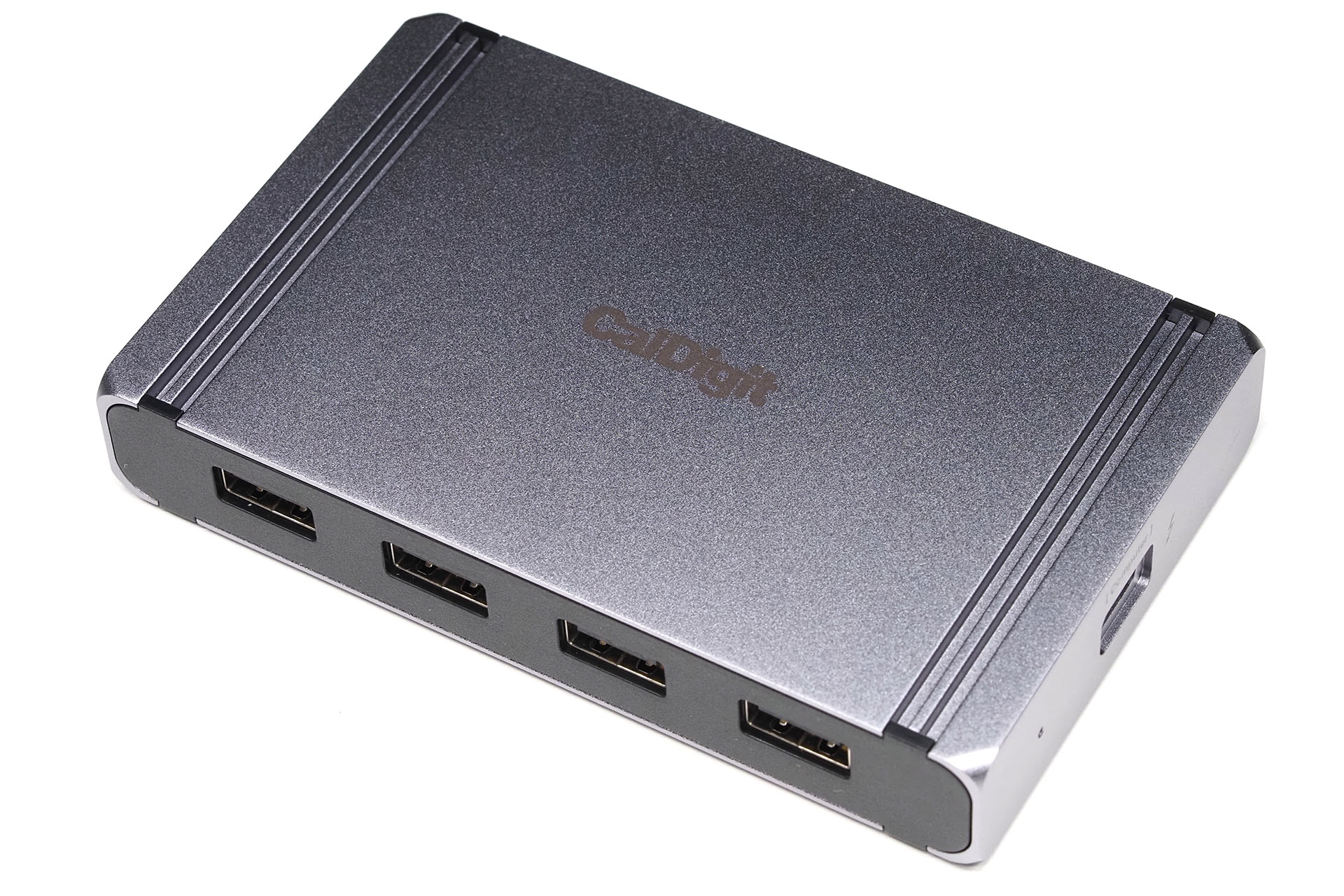 CalDigit「ELEMENT HUB」はThunderbolt 4/USB4対応のハブで、コンピュータとはUSB-C接続する。詳しい機能はメーカー<a href="https://www.caldigit.com/thunderbolt-4-element-hub/" class="strong bn" target="_blank">製品ページ</a>を参照してほしい。<a href="https://www.amazon.co.jp/dp/B09D2GBHTF" class="strong bn" target="_blank">Amazon</a>では2万5850円で売られている。
