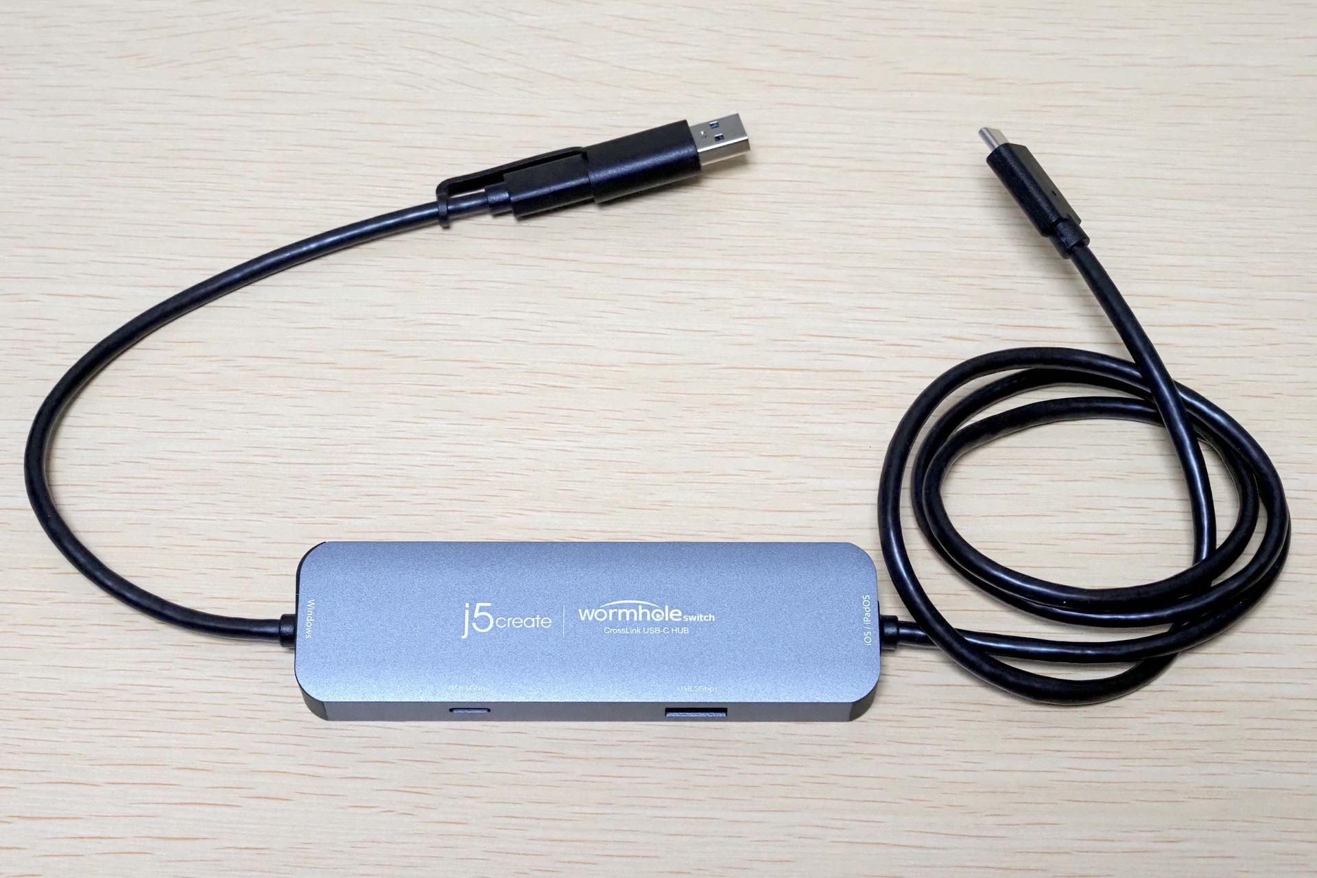 j5createの「JCH422 iPad/iPhone to Windows PC クロスリンクハブ」は、箱型のインターフェースにケーブルがつながったような製品。これがiPhone/iPadとWindowsパソコンを直結するパイプラインになるのダ!!!