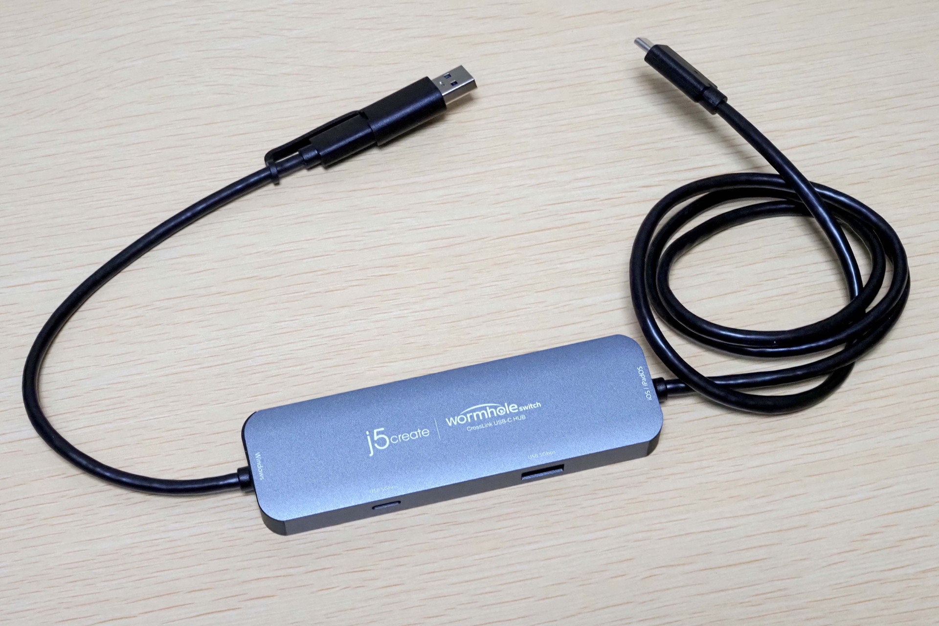 j5create「JCH422 iPad/iPhone to Windows PC クロスリンクハブ」本体。Windowsパソコン側のコネクターはUSB-C/USB-A(アダプター)で、iPhone/iPadはUSB-Cとなっている。