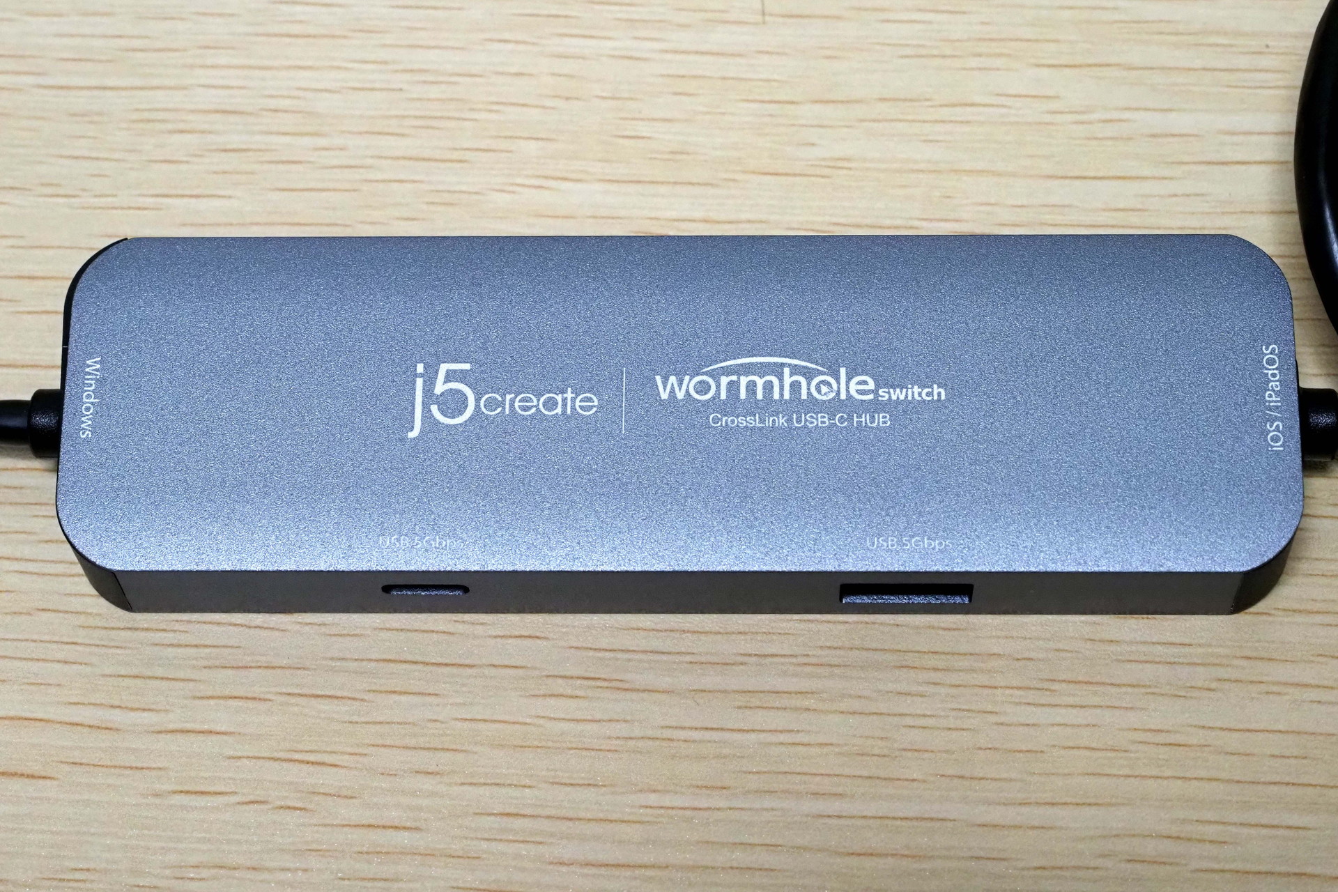 中央のインターフェースには、どちらをWindowsパソコンにつなぐか、iPhone/iPadにつなぐかが明記されている。