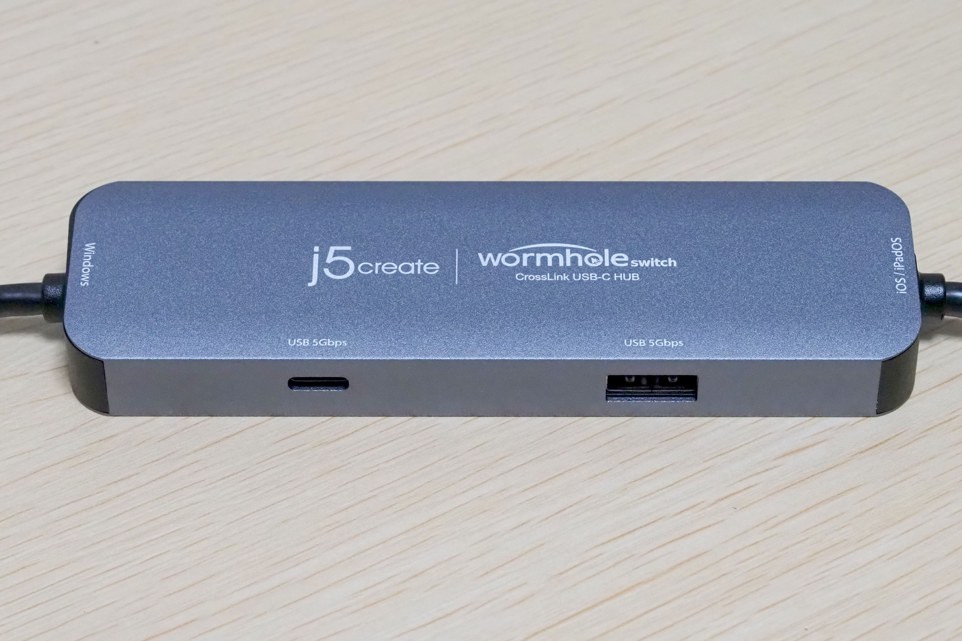 j5create「JCH422 iPad/iPhone to Windows PC クロスリンクハブ」中央にあるインターフェース部分は、USBハブ機能も備えている。
