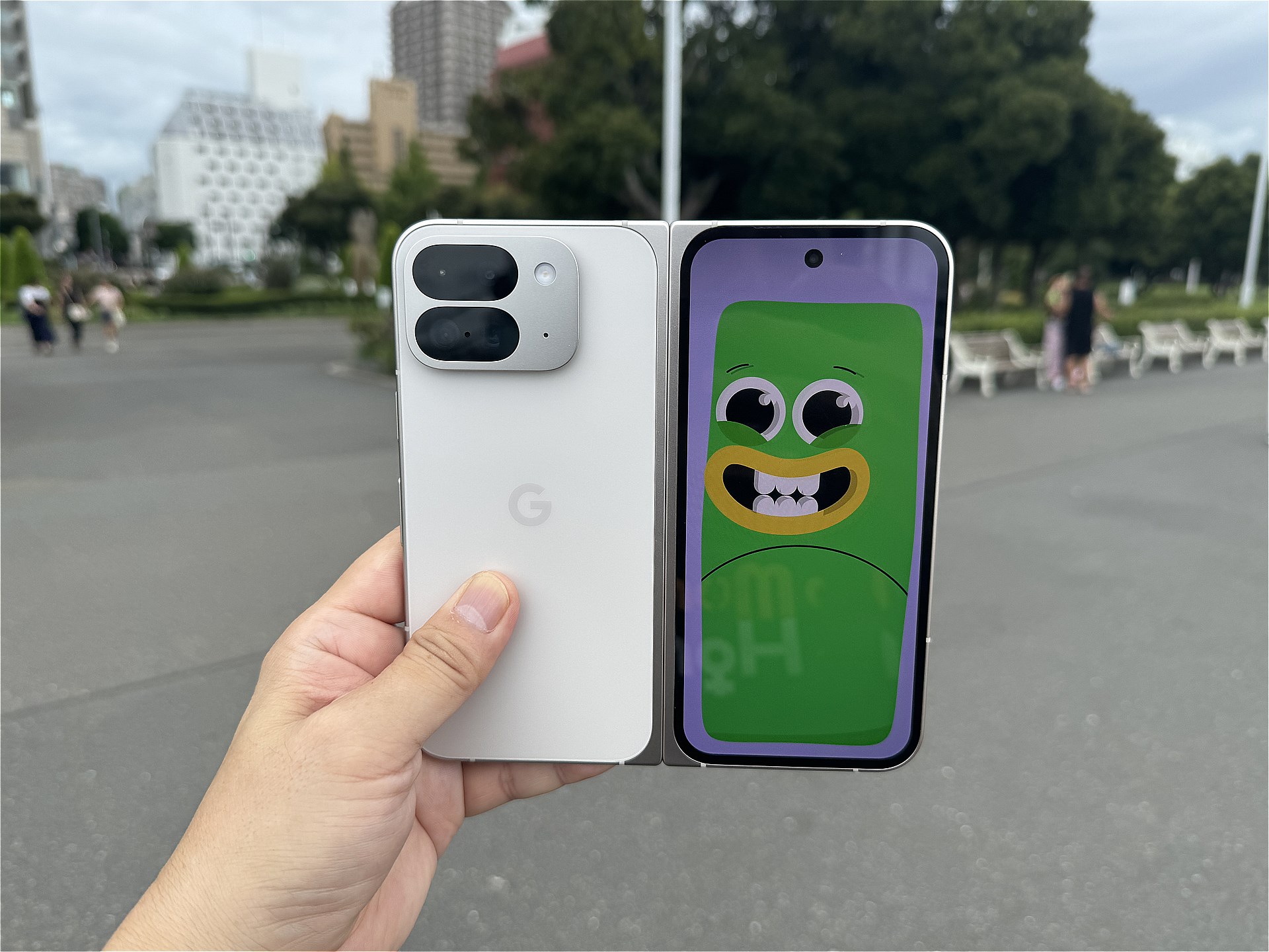 外側のディスプレイにアニメーションが表示され注意をひける「こっちを見て」