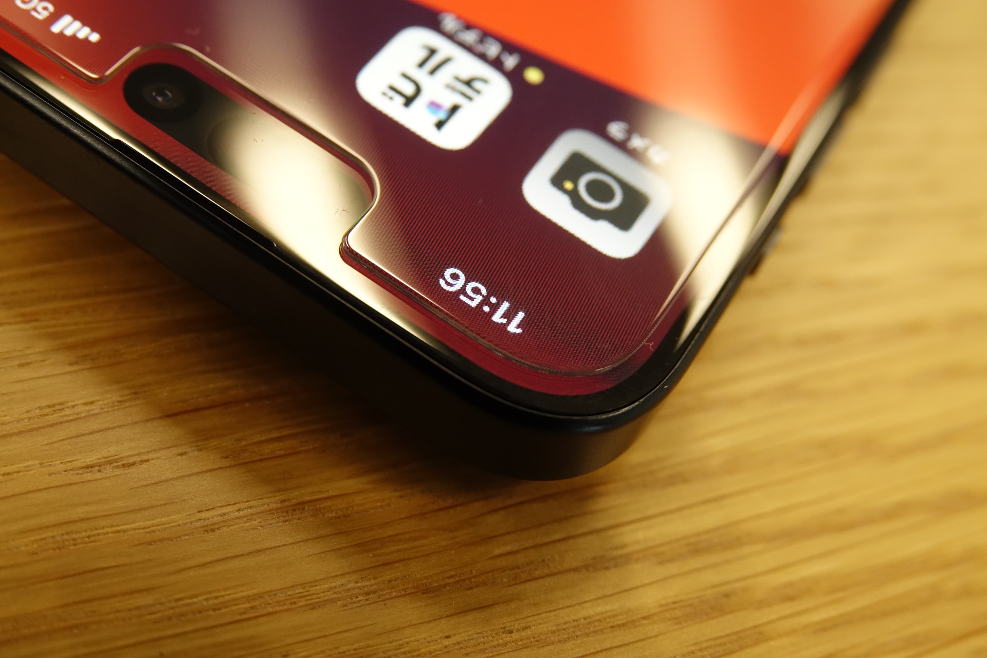 専用保護ガラスを貼付したiPhone 15 Pro