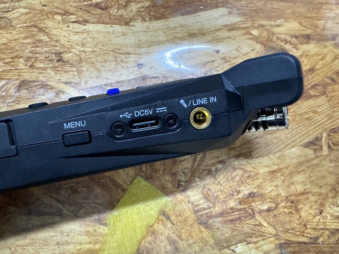 ピンマイクなど外部マイクも接続可