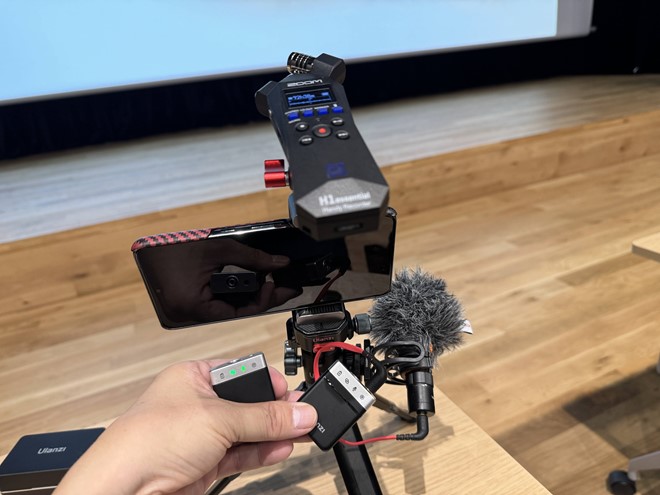 記者席から、Pixel 8 Proと、H1essential、そしてU-Mic AM18のマイクと、U-Mic AM18にVM10 PROで録音