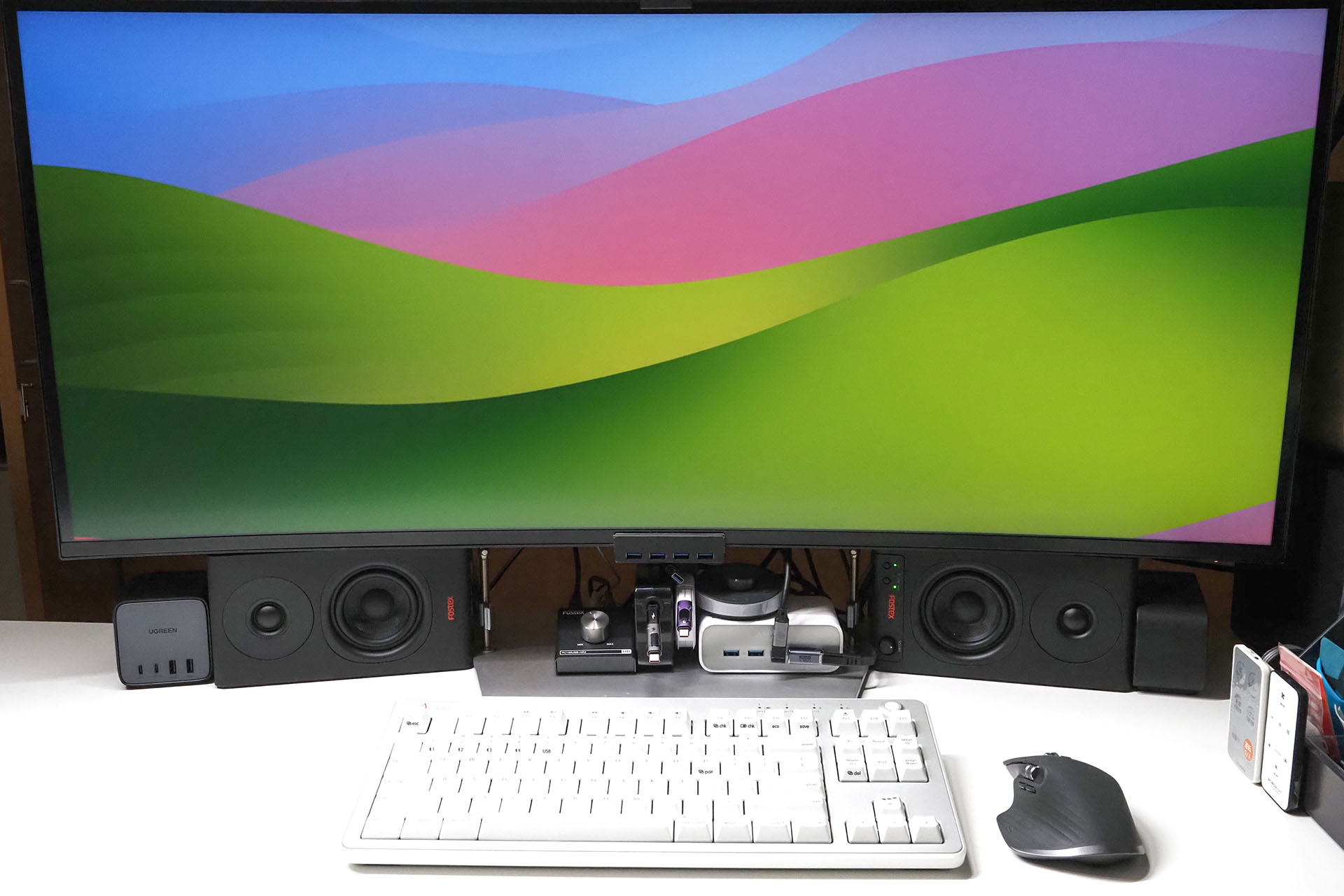 FOSTEX「PM0.3BD」は、40インチの横長・湾曲ディスプレイの台座としても役立っている。