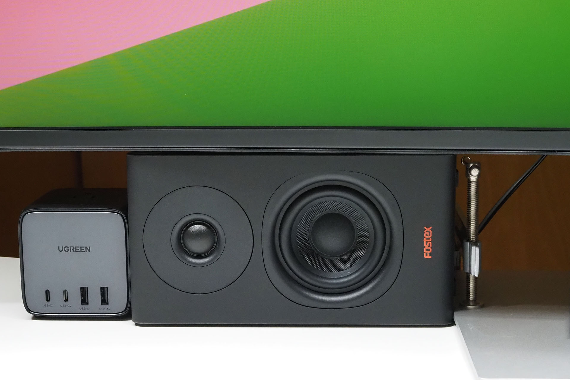 ディスプレイ下部がスピーカーと密着。これで揺れない。