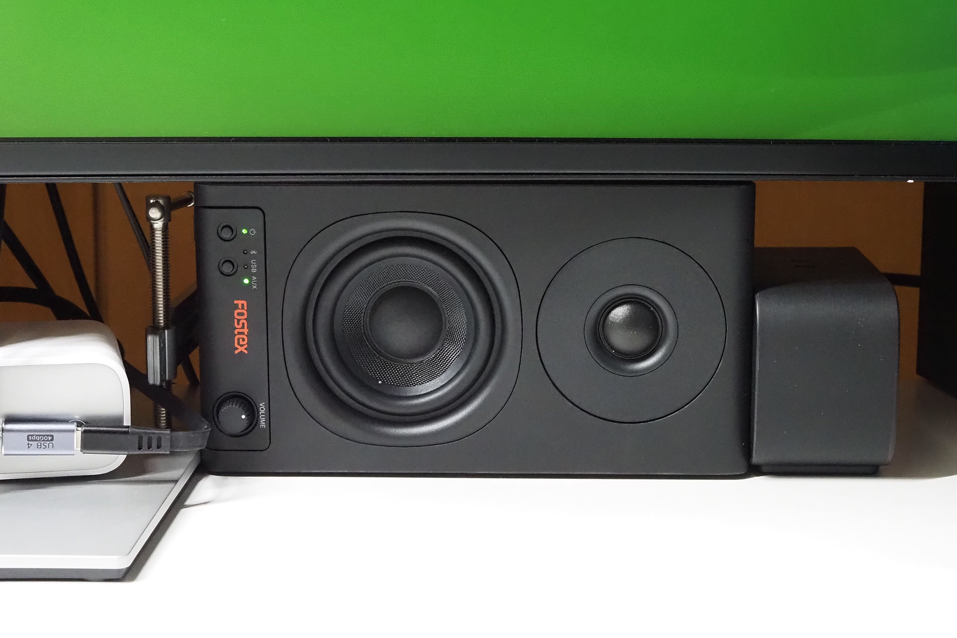 FOSTEX「PM0.3BD」のサイズは、幅110×高さ212×奥行き133mm。ディスプレイ下部空間の高さも約110mmになっている。