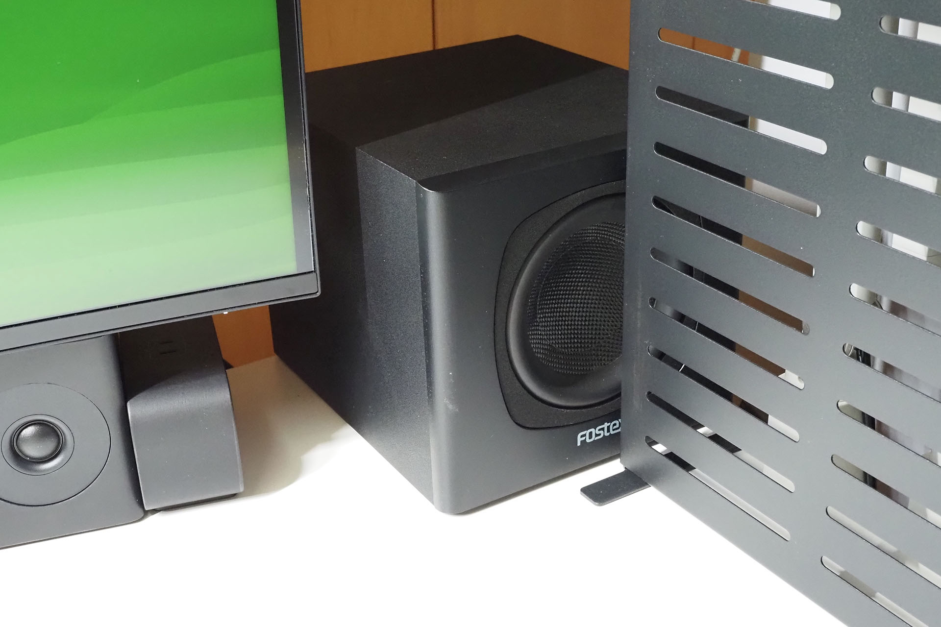 FOSTEX「PM0.3BD」は高音がやや強めだと感じられたので、サブウーファーとして<a href="https://www.fostex.jp/products/pm-submini2/" class="strong bn" target="_blank">FOSTEX「PM-SUBmini2」</a>をつないで使っている。