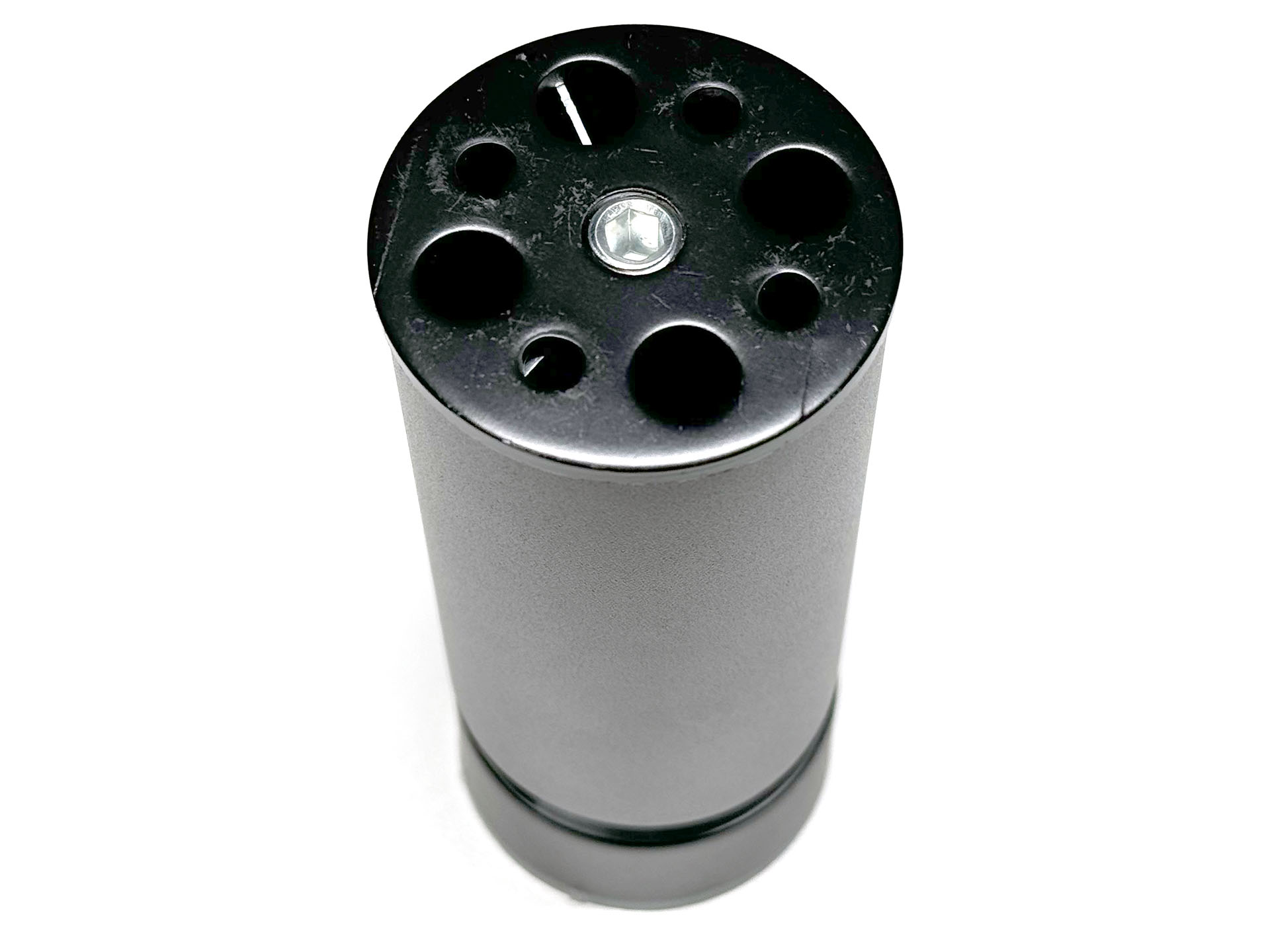 これが「洗濯機用防振かさ上げ台」。洗濯機の脚の下に置いて、洗濯機の高さを上げるために使う。