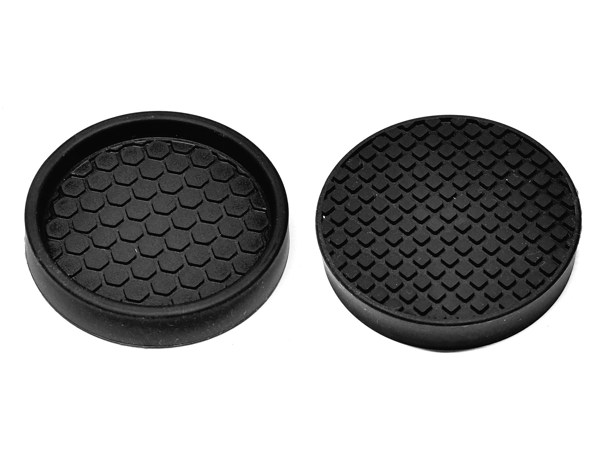 新たに購入したゴムの滑り止め。ソファの脚の下などに置いて使うモノだが、前出の「洗濯機用防振かさ上げ台」にシンデレラフィット