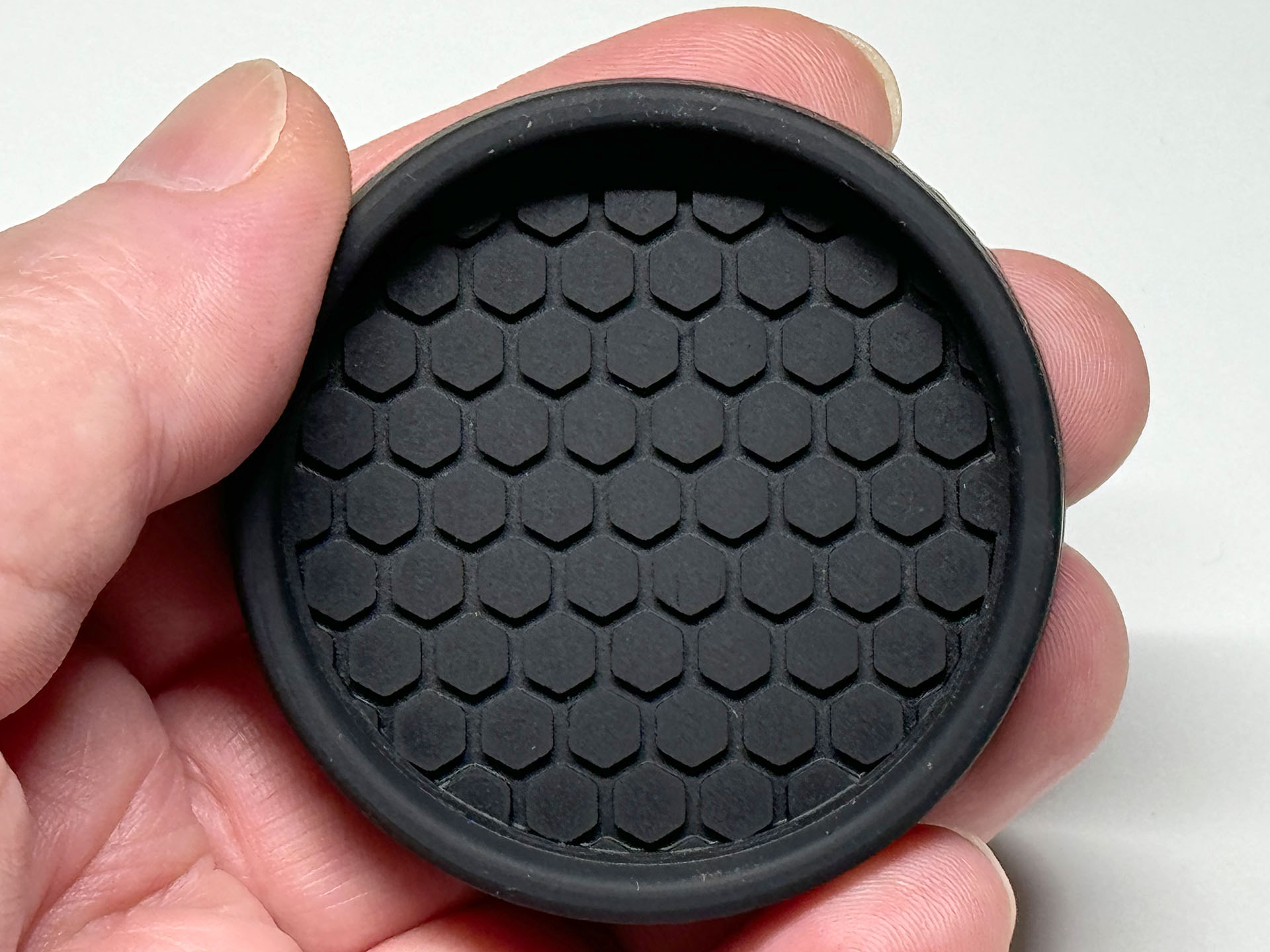 こんなサイズ感。凹んだ部分は5cmで、前出のかさ上げ台直径も約5cm。ピッタリはまる！