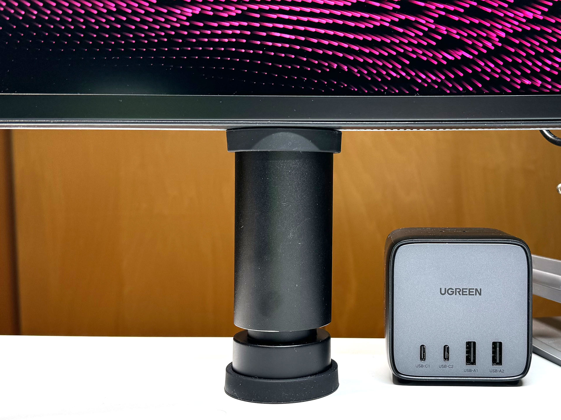 かさ上げ台を左右に1本ずつ、ゴムの滑り止めを上下につけ、ディスプレイ揺れ防止台座として使っている。非常にシンプルで安定感もあり、大満足と言えよう。