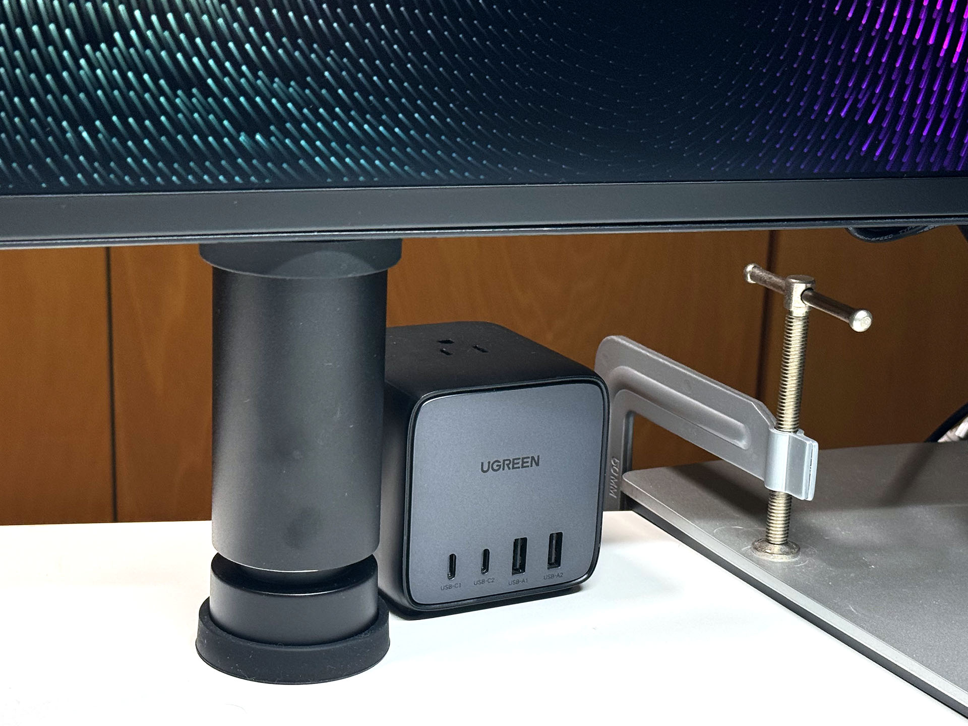 ちなみに、ディスプレイ台座はCクランプにより机の天板に固定している。左右二箇所で固定しており、ディスプレイは机ごとでない限り倒れることはない。