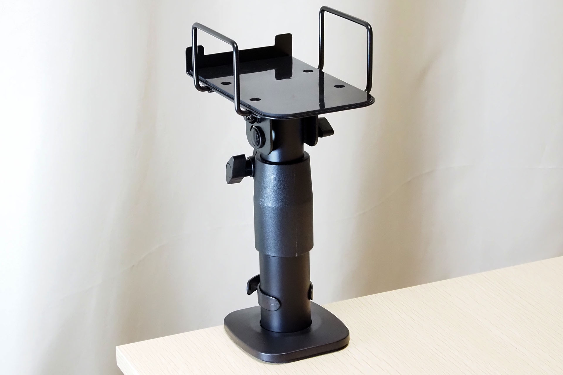 サンワサプライ「100-SPSTN03」は机の端にクランプで固定するタイプのスピーカースタンドだ。