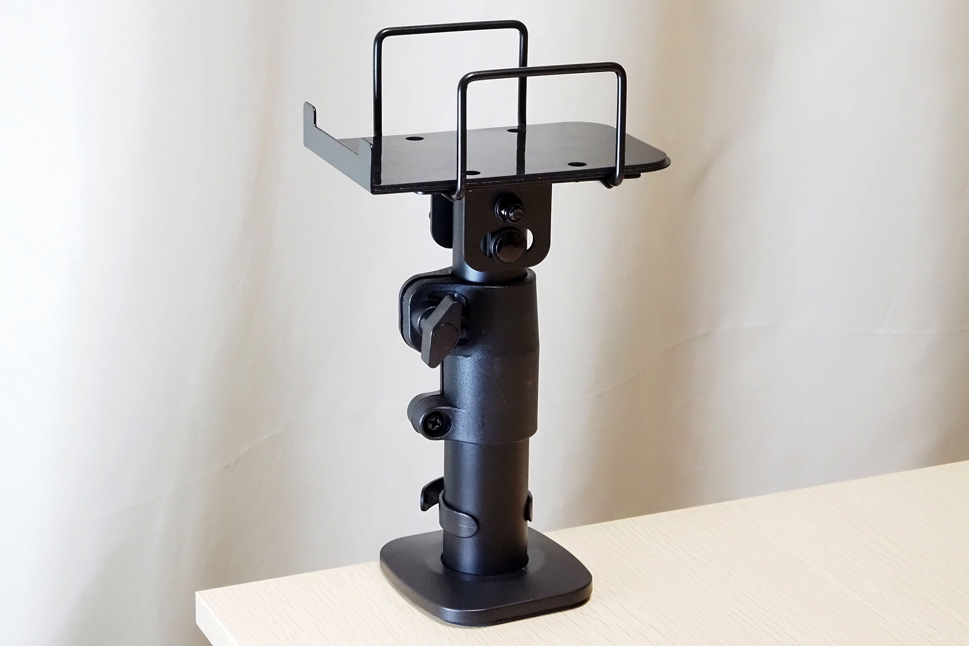 左側がスピーカー後方。後方・左右のストッパーがスピーカーの落下を防止する。