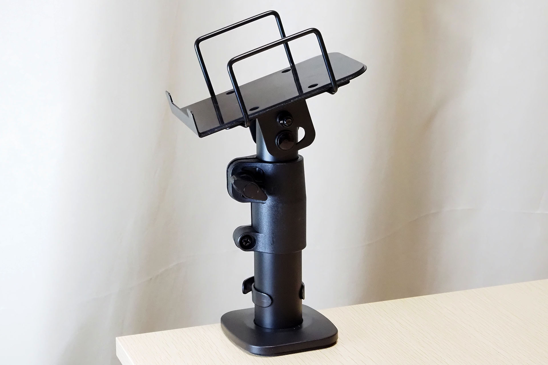 スピーカーの迎角も変えられる。