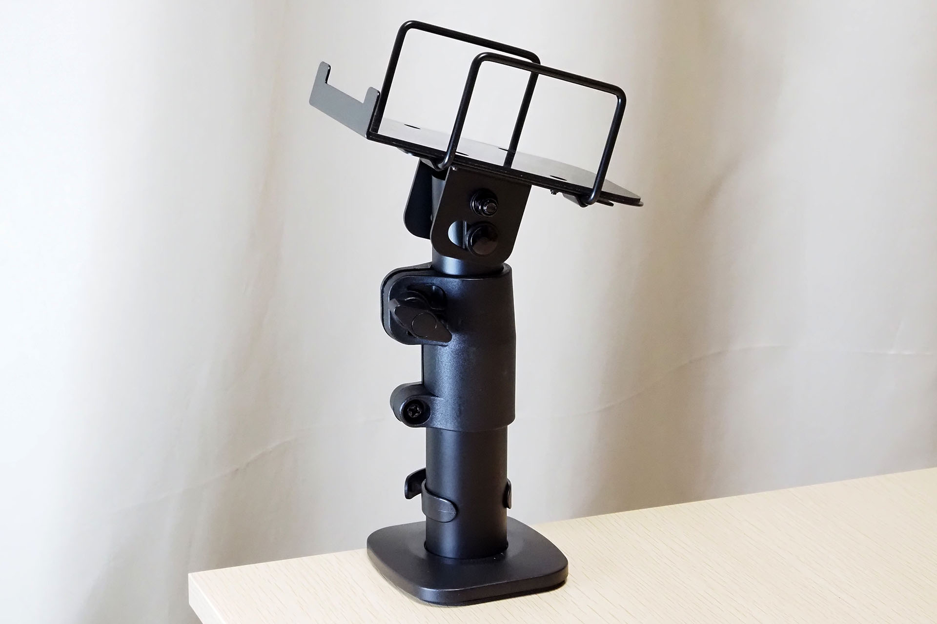 スピーカーが乗る面には滑り止めシートが貼られている(というか組み立て時に貼る)ので、スピーカーを下向きにした場合でも滑り落ちにくい。