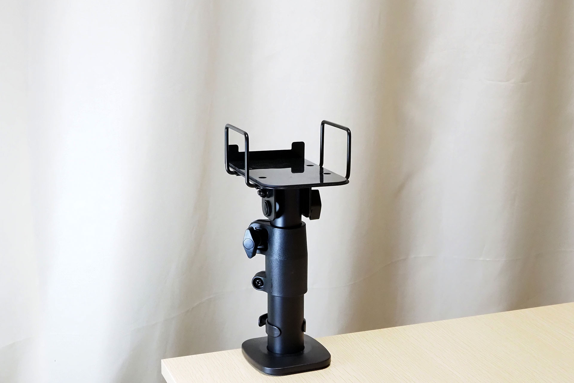 低い位置にしてスピーカーを顔に向けるようなセッティングもいいかもしれない。