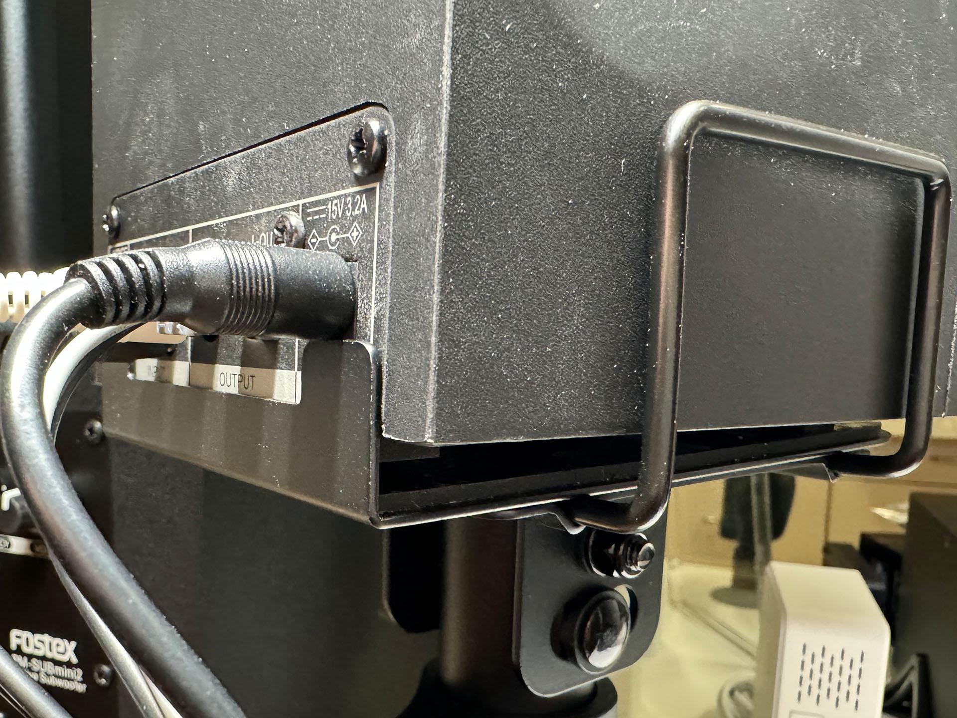 FOSTEX「PM0.3BD」の右側ユニットをこのスタンドに乗せると、スタンド後方のストッパーがスピーカー後方の端子を塞いでしまう。端子にケーブルを接続したまま乗せると、このようにスピーカー後方が浮いてしまい、端子にもストレスがかかる。ある程度スピーカーを前方にずらせばいいのだが、そうするとスピーカーの安定感がけっこう損なわれてしまう。